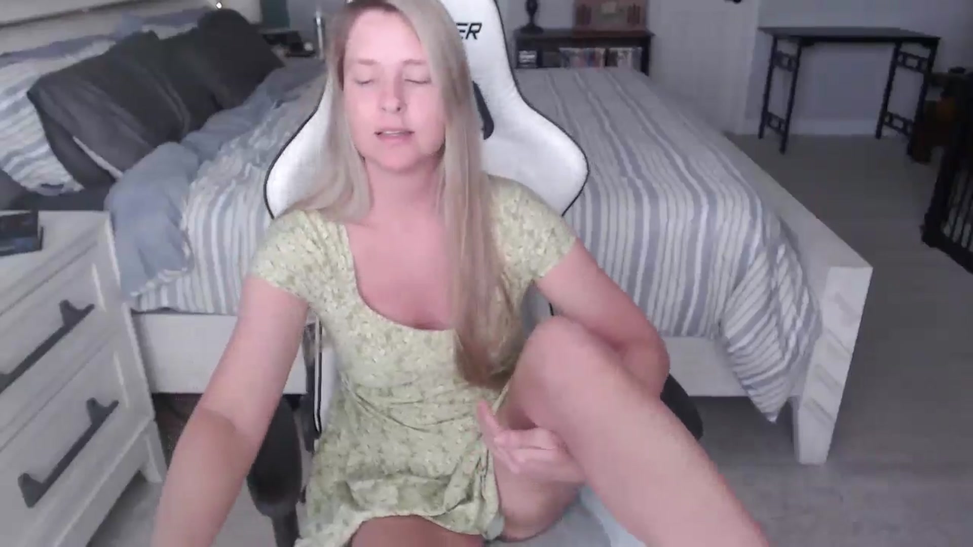 Gallery image thumbnail from ZenZoey's myfreecams stream on, 03/04/2025, 16:10 image 4 of 20