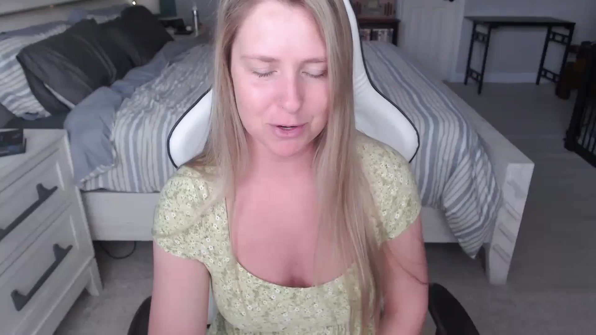 Gallery image thumbnail from ZenZoey's myfreecams stream on, 03/04/2025, 16:10 image 15 of 20