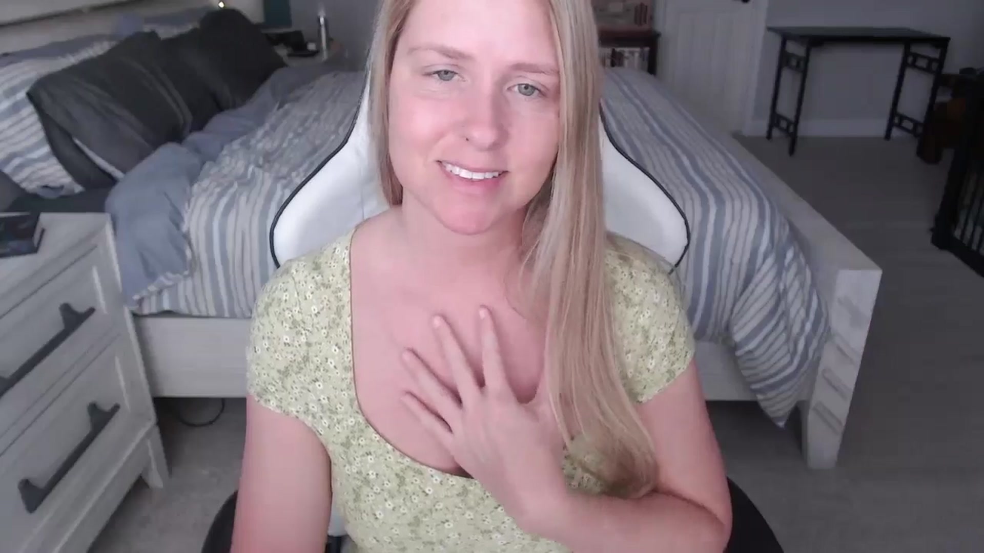 Gallery image thumbnail from ZenZoey's myfreecams stream on, 03/04/2025, 16:25 image 14 of 20