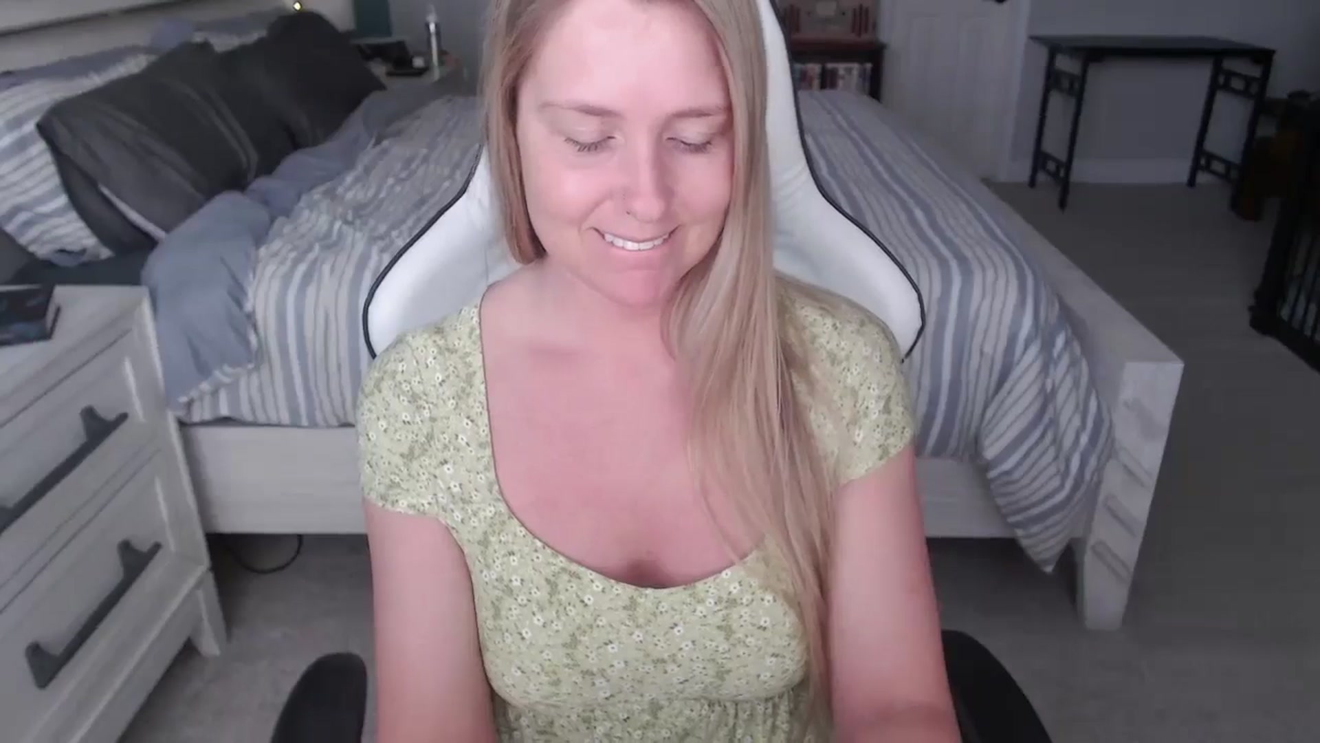 Gallery image thumbnail from ZenZoey's myfreecams stream on, 03/04/2025, 16:25 image 12 of 20