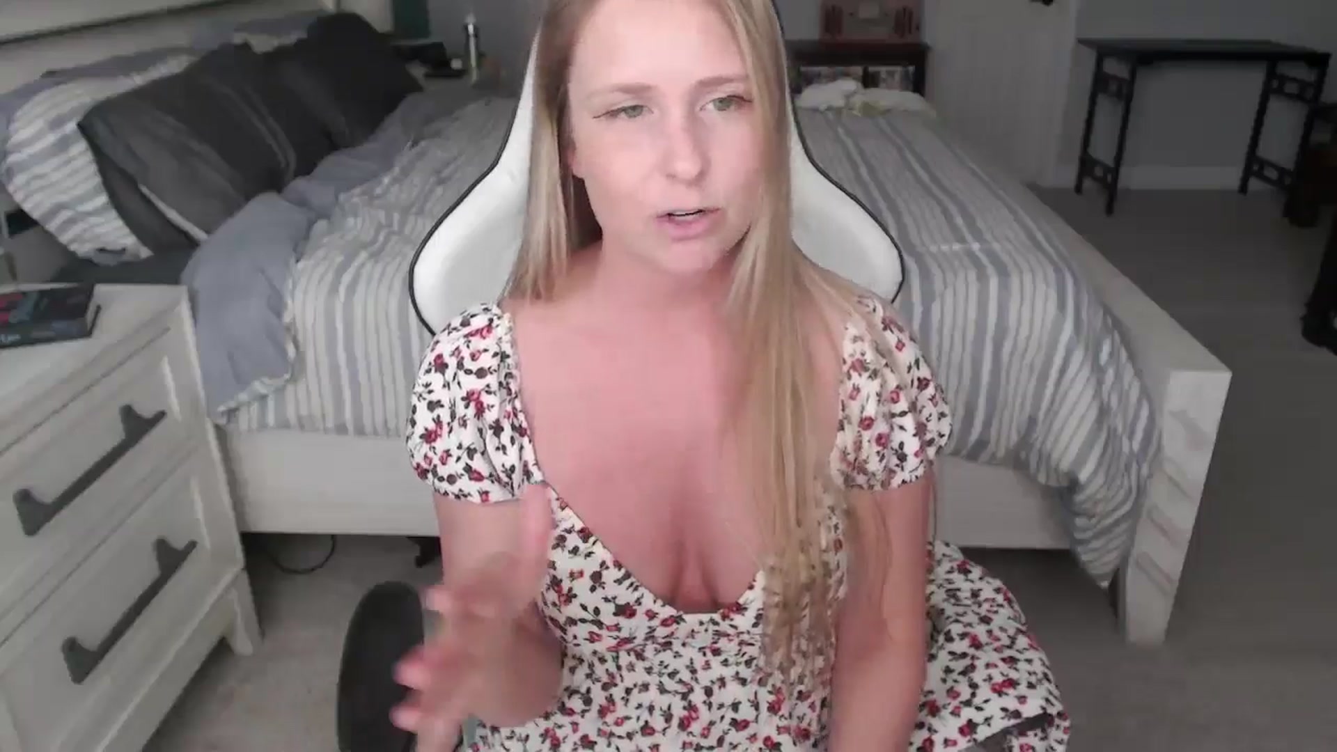 Gallery image thumbnail from ZenZoey's myfreecams stream on, 03/04/2025, 18:56 image 3 of 20