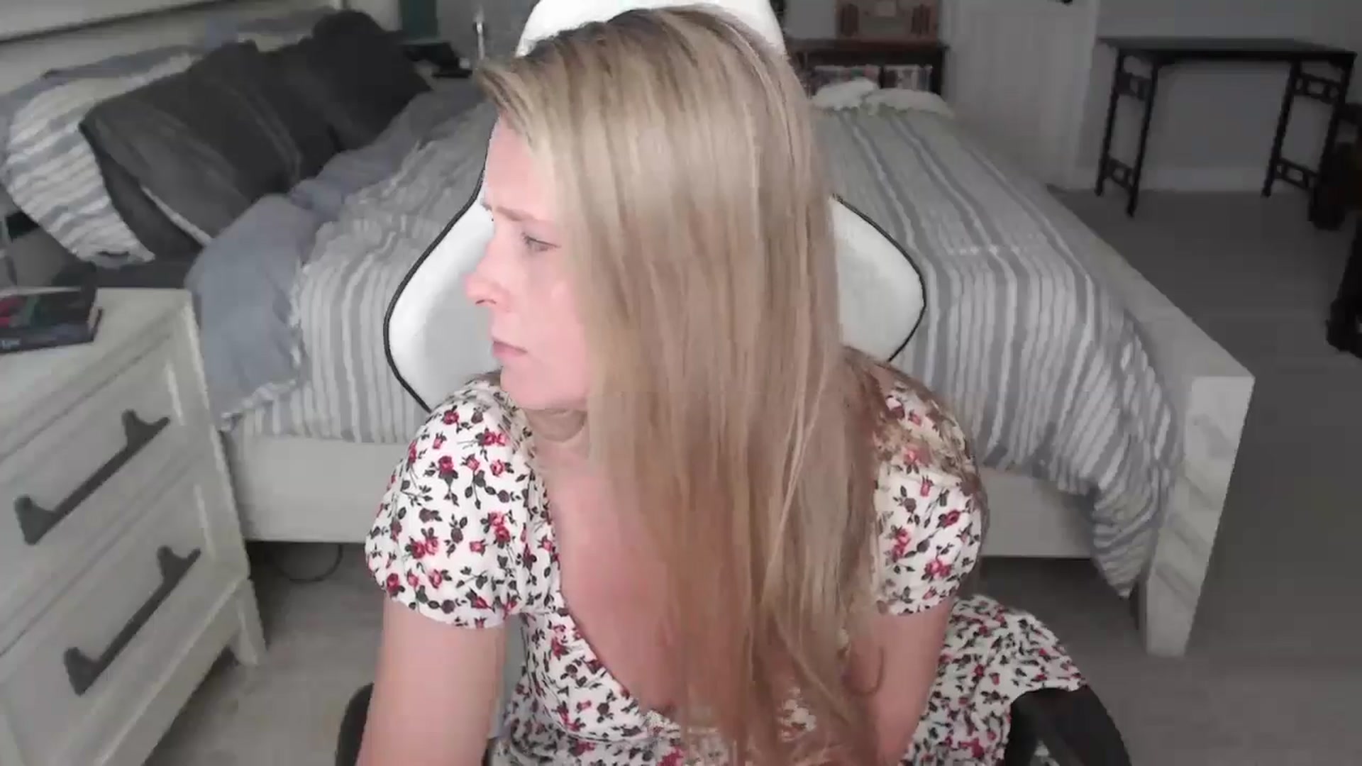 Gallery image thumbnail from ZenZoey's myfreecams stream on, 03/04/2025, 18:56 image 16 of 20