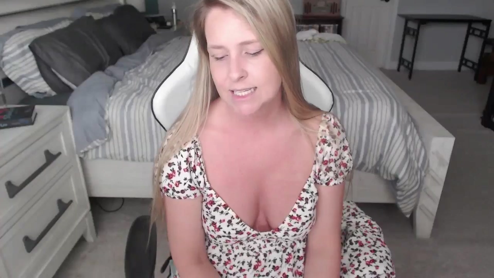 Gallery image thumbnail from ZenZoey's myfreecams stream on, 03/04/2025, 18:56 image 6 of 20