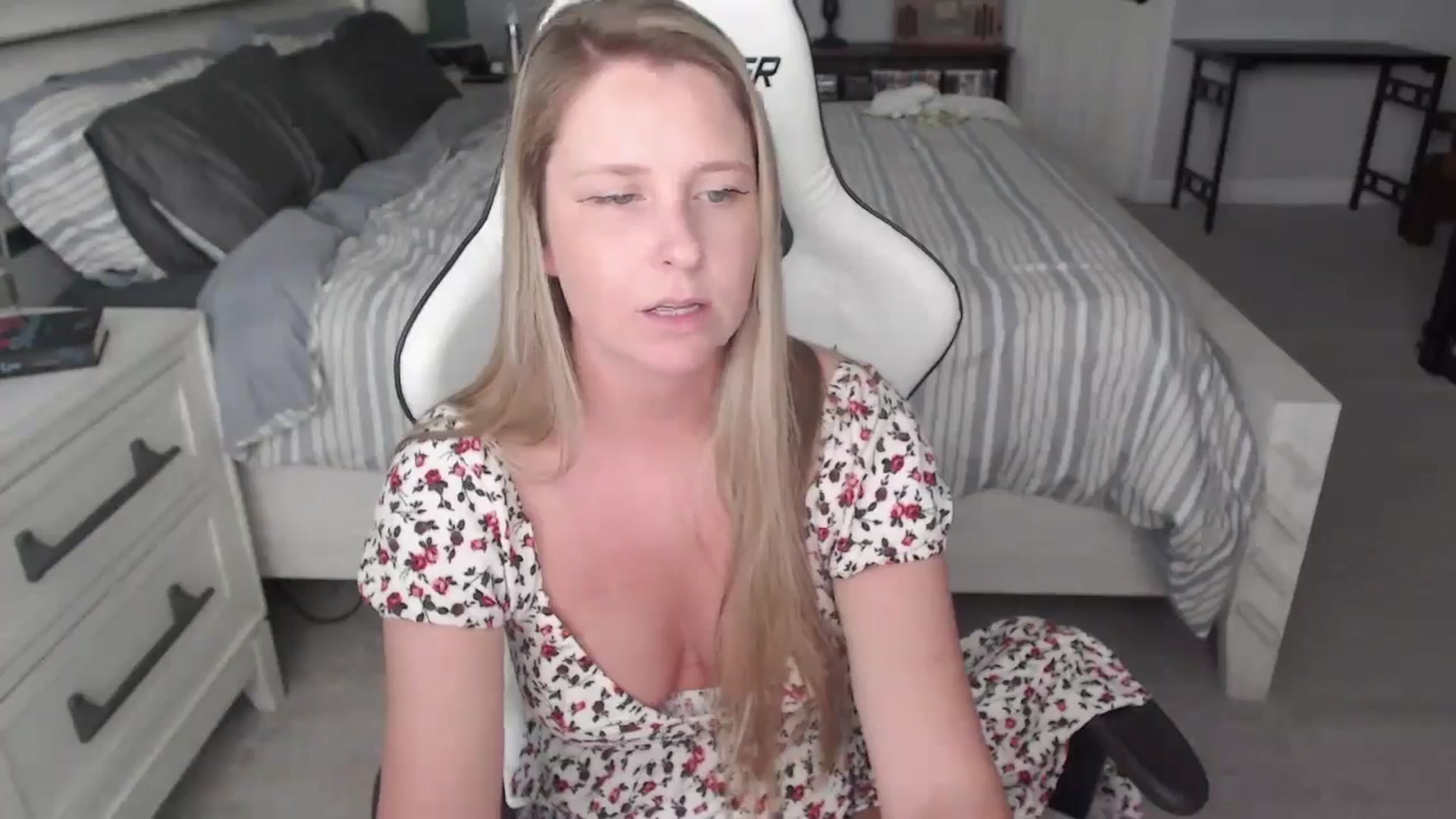 Gallery image thumbnail from ZenZoey's myfreecams stream on, 03/04/2025, 18:56 image 19 of 20