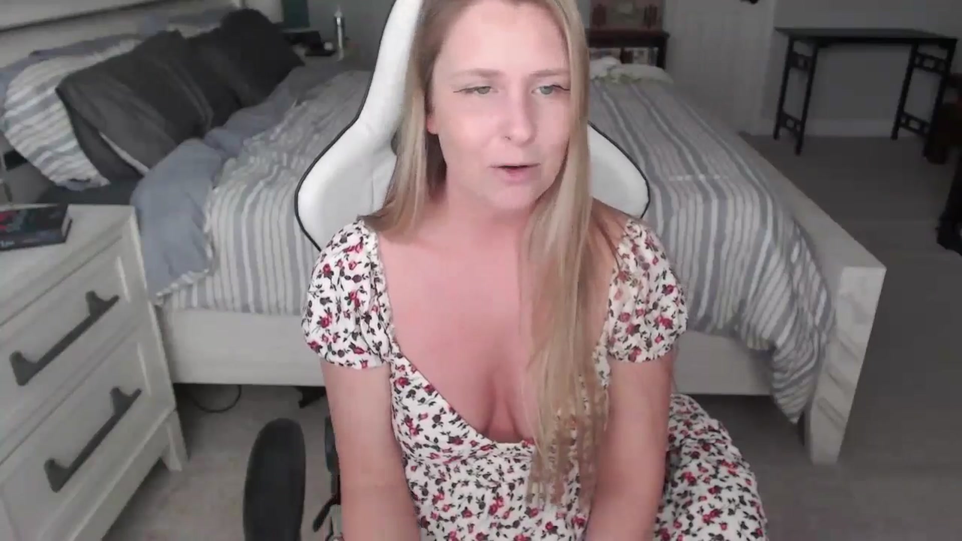 Gallery image thumbnail from ZenZoey's myfreecams stream on, 03/04/2025, 18:56 image 8 of 20
