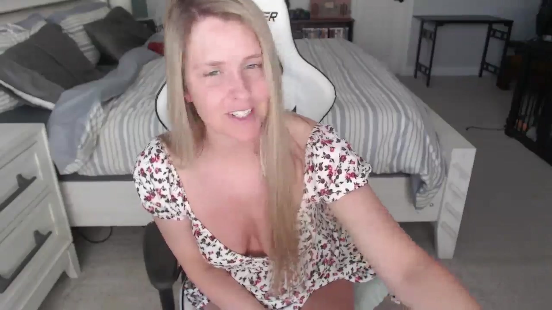 Gallery image thumbnail from ZenZoey's myfreecams stream on, 03/06/2025, 16:27 image 6 of 20