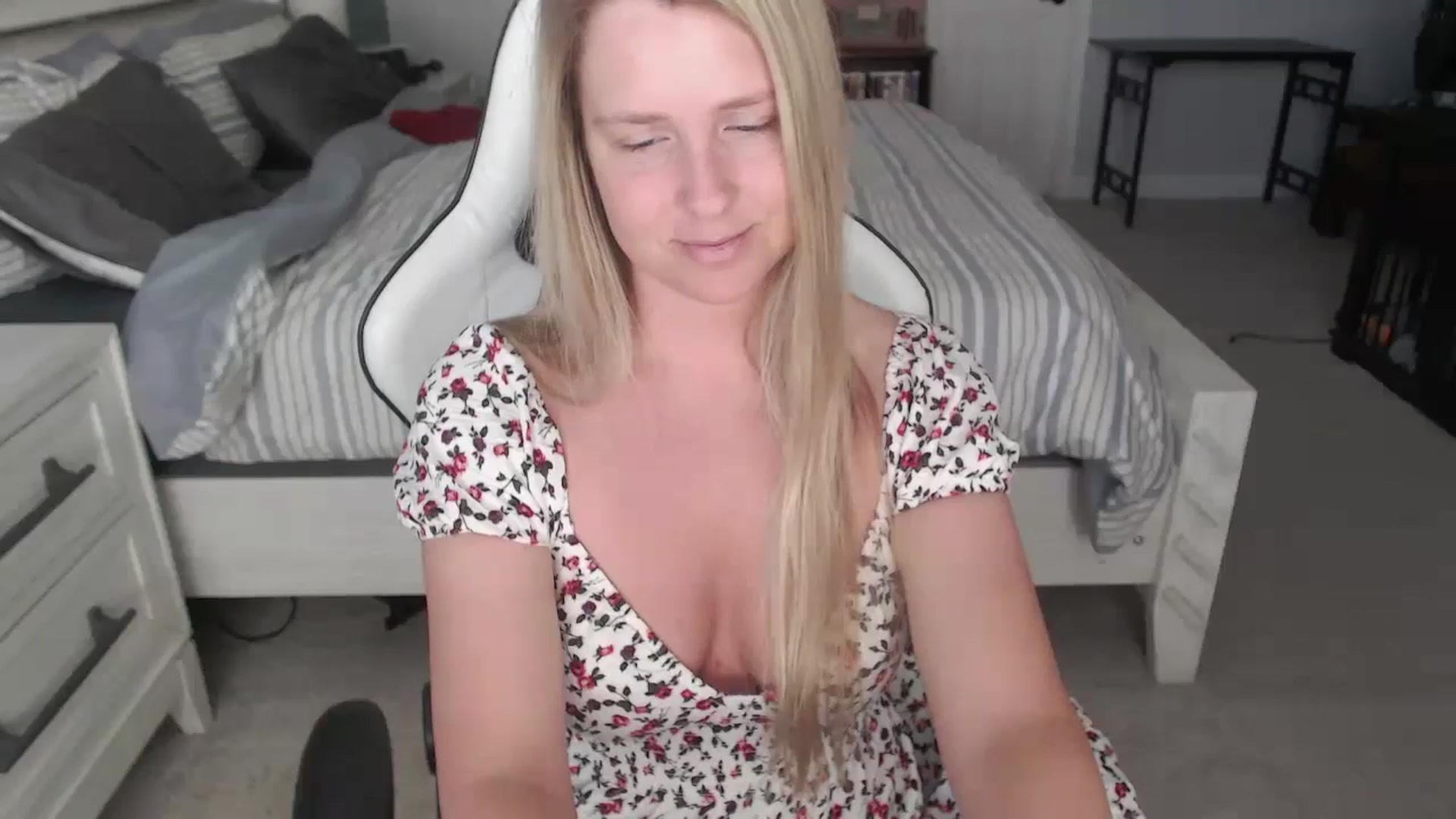 Gallery image thumbnail from ZenZoey's myfreecams stream on, 03/06/2025, 16:27 image 7 of 20