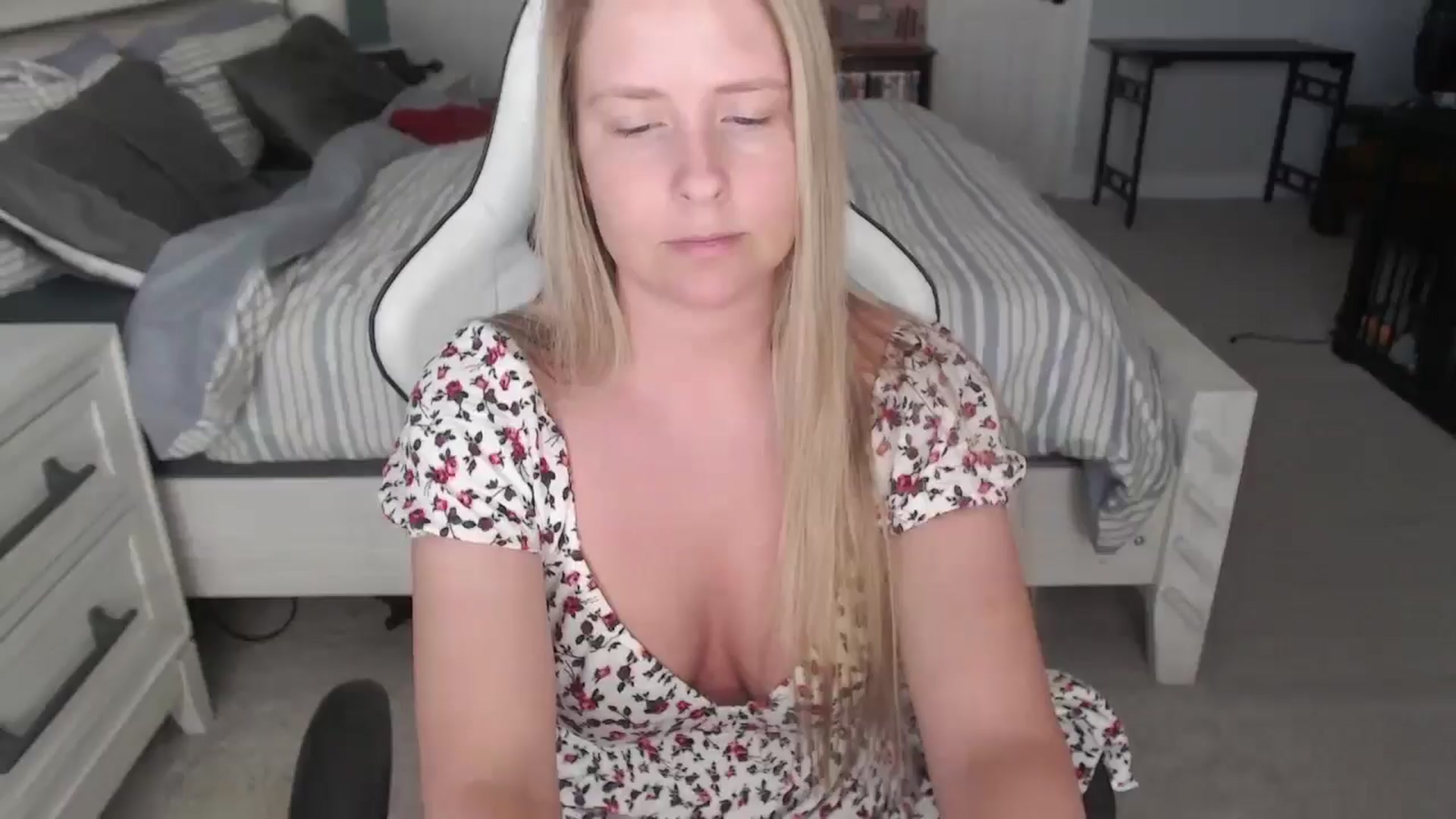 Gallery image thumbnail from ZenZoey's myfreecams stream on, 03/06/2025, 16:27 image 13 of 20