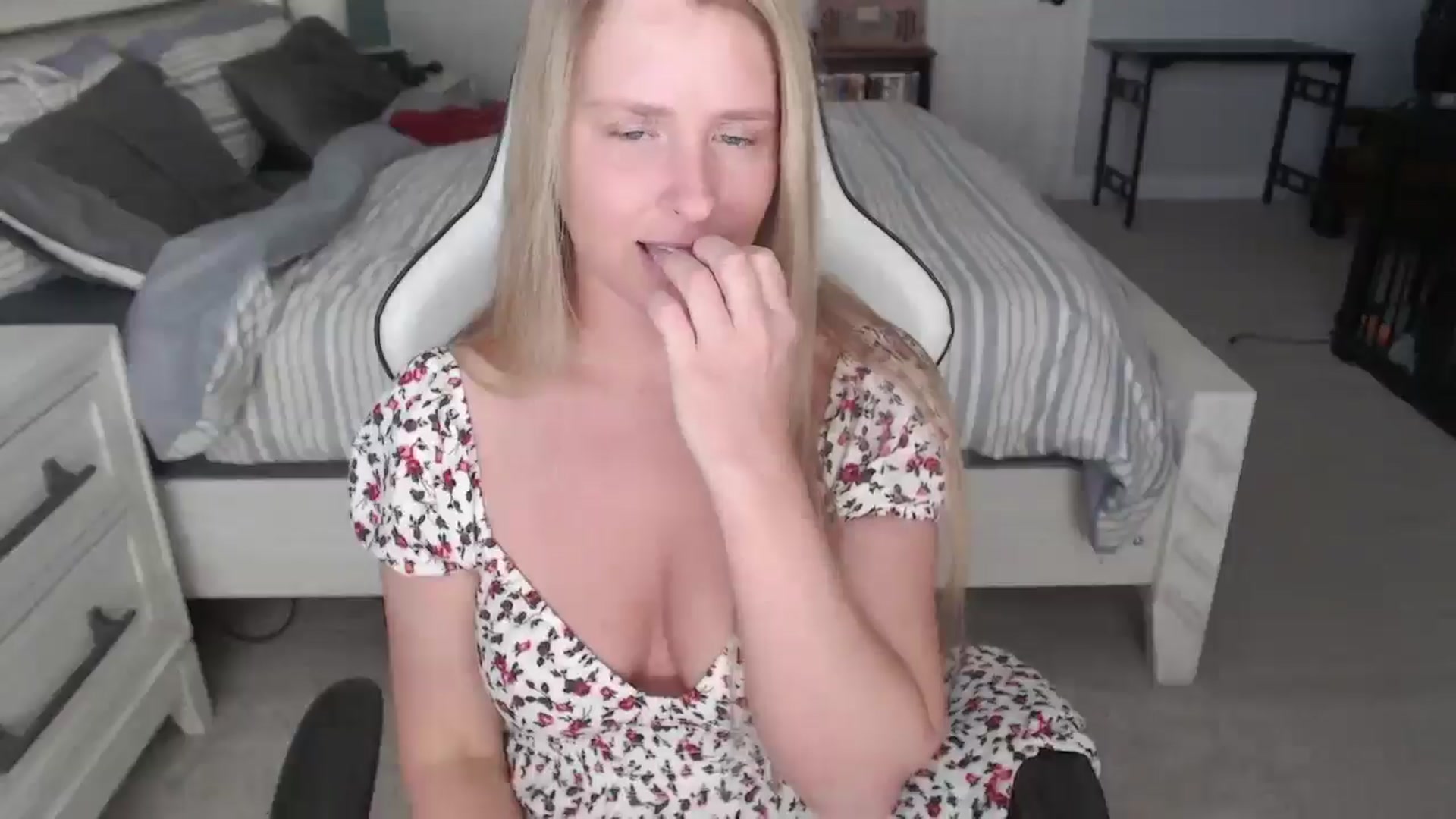 Gallery image thumbnail from ZenZoey's myfreecams stream on, 03/06/2025, 16:27 image 9 of 20