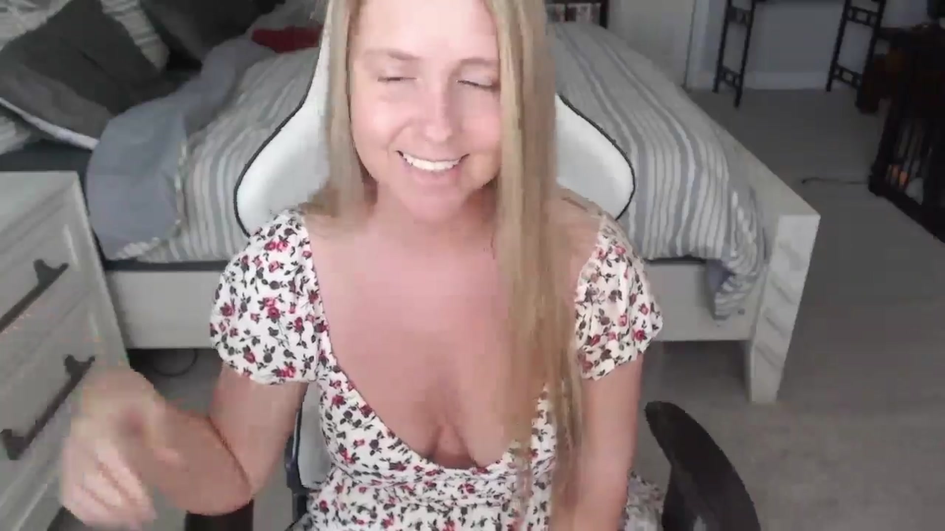 Gallery image thumbnail from ZenZoey's myfreecams stream on, 03/06/2025, 18:23 image 12 of 20