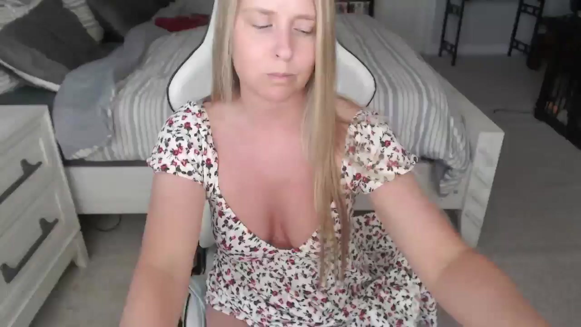 Gallery image thumbnail from ZenZoey's myfreecams stream on, 03/06/2025, 18:48 image 10 of 20
