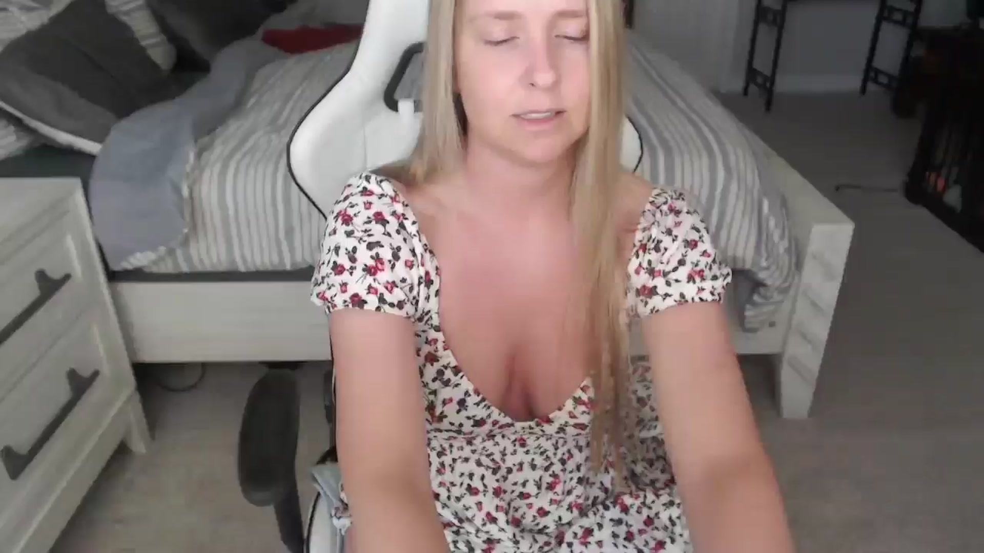 Gallery image thumbnail from ZenZoey's myfreecams stream on, 03/06/2025, 18:48 image 13 of 20