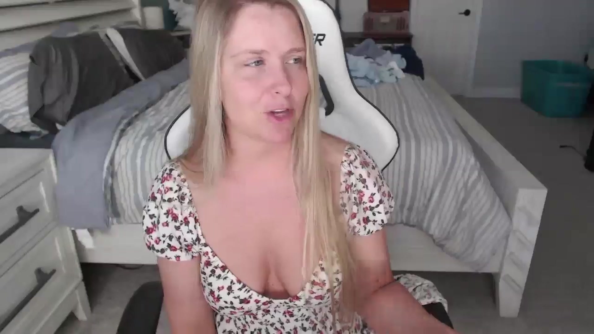Gallery image thumbnail from ZenZoey's myfreecams stream on, 03/17/2025, 16:10 image 16 of 20