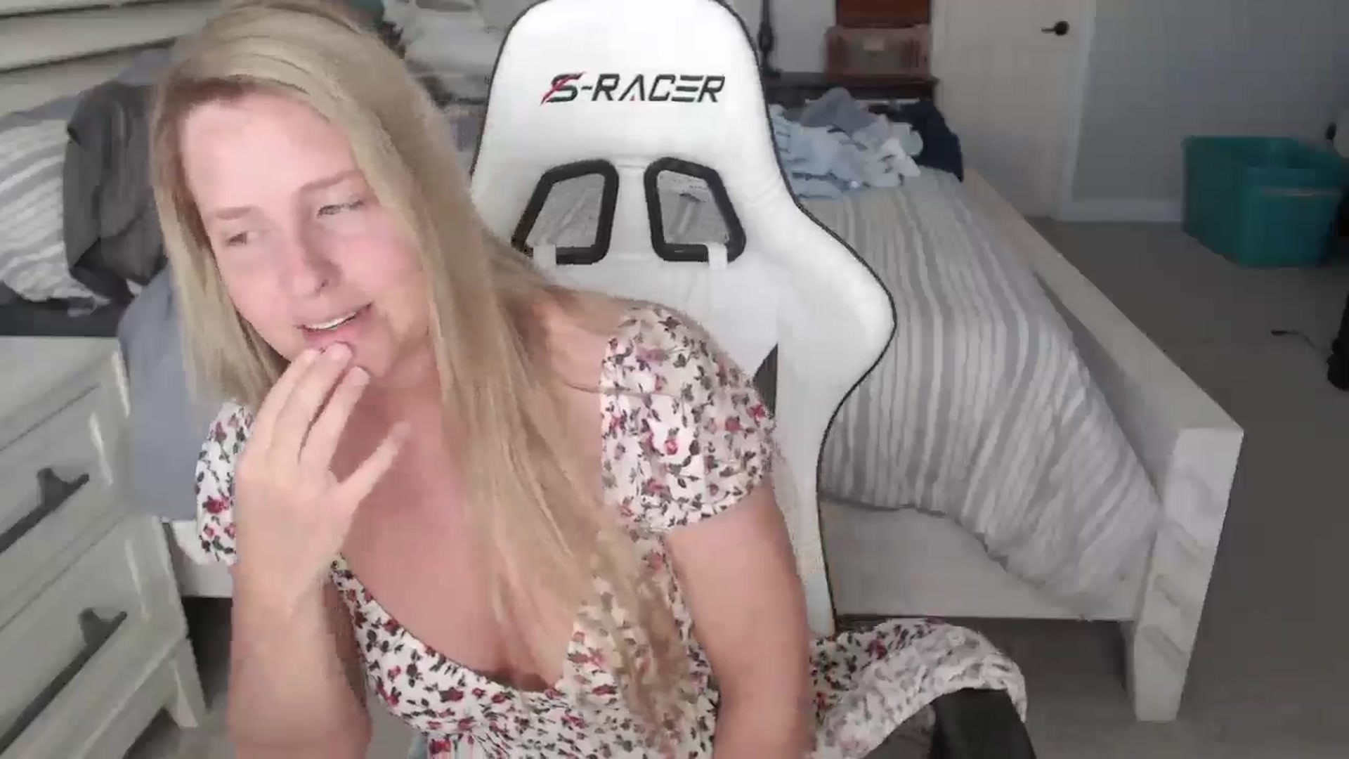 Gallery image thumbnail from ZenZoey's myfreecams stream on, 03/17/2025, 16:10 image 18 of 20