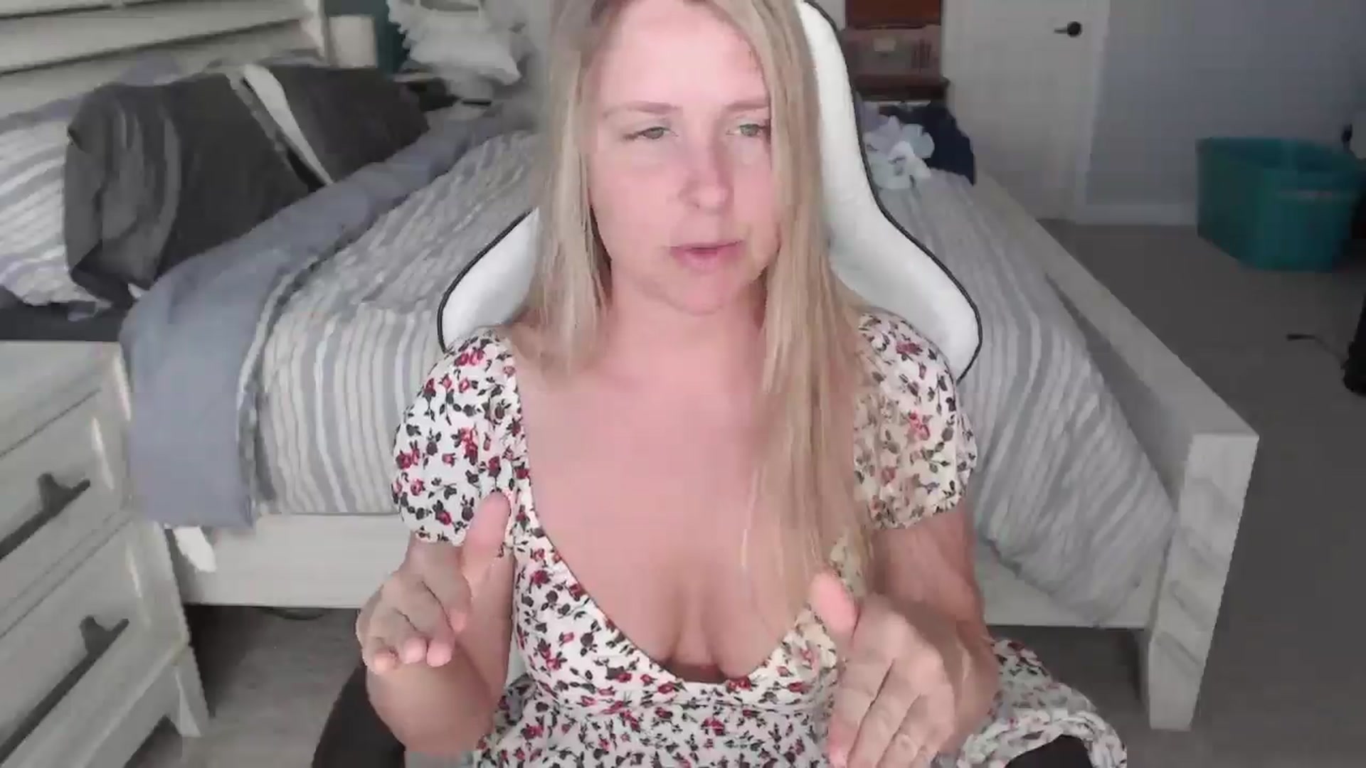 Gallery image thumbnail from ZenZoey's myfreecams stream on, 03/17/2025, 16:10 image 12 of 20