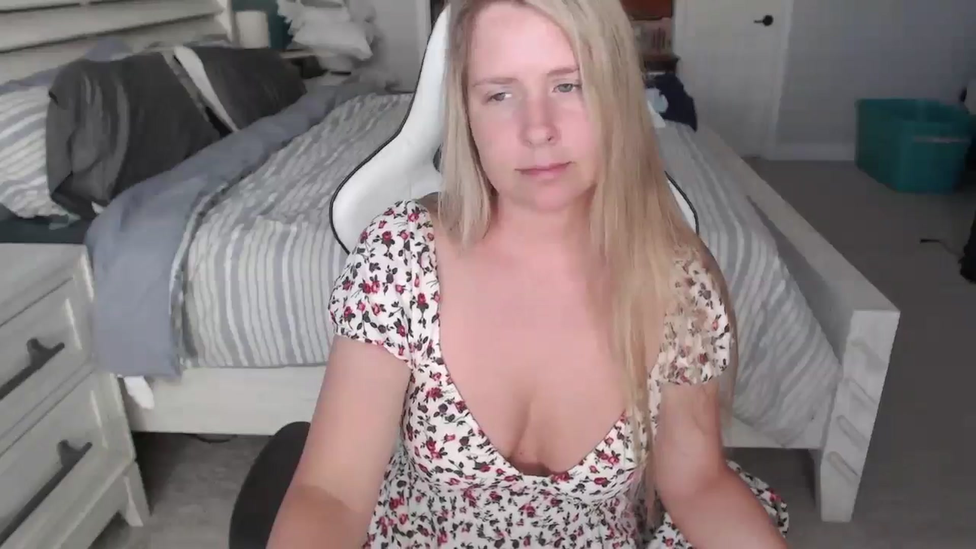 Gallery image thumbnail from ZenZoey's myfreecams stream on, 03/17/2025, 16:10 image 9 of 20