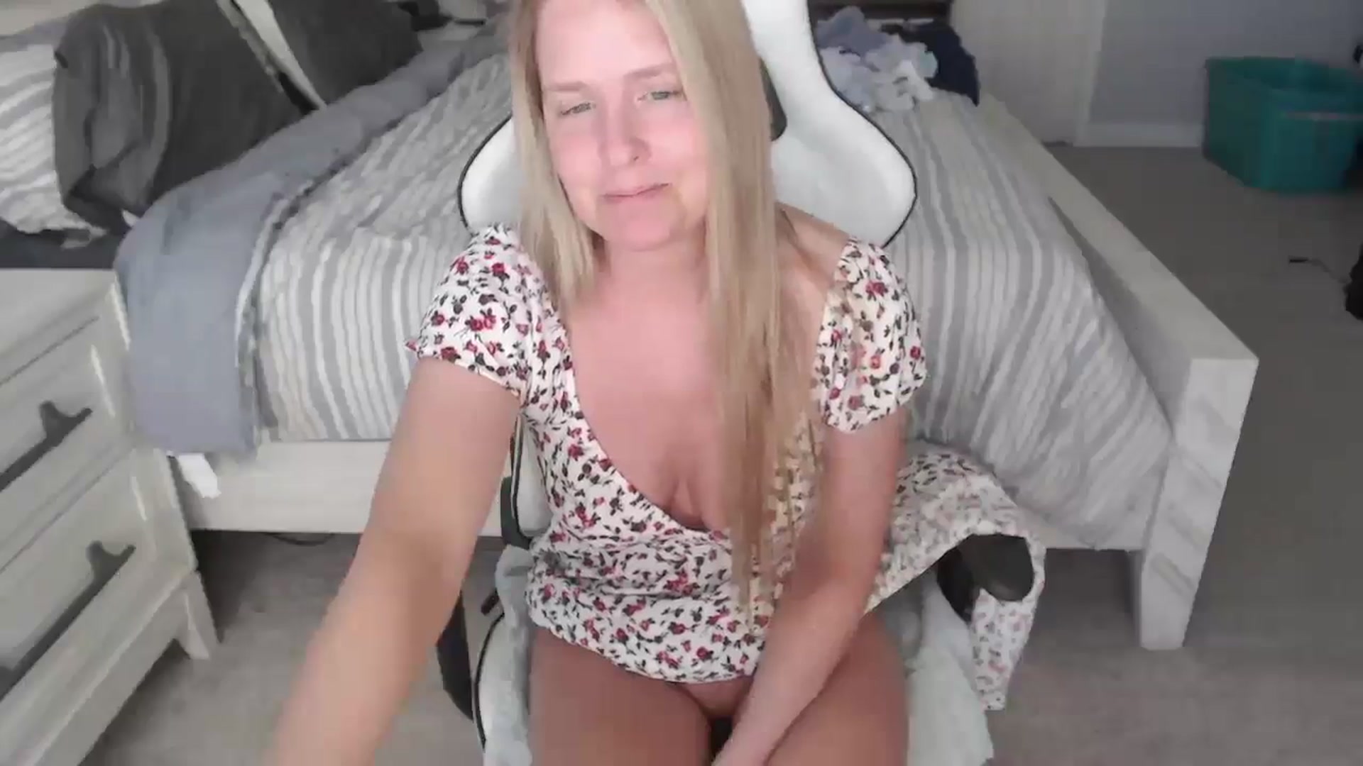 Gallery image thumbnail from ZenZoey's myfreecams stream on, 03/17/2025, 16:10 image 19 of 20