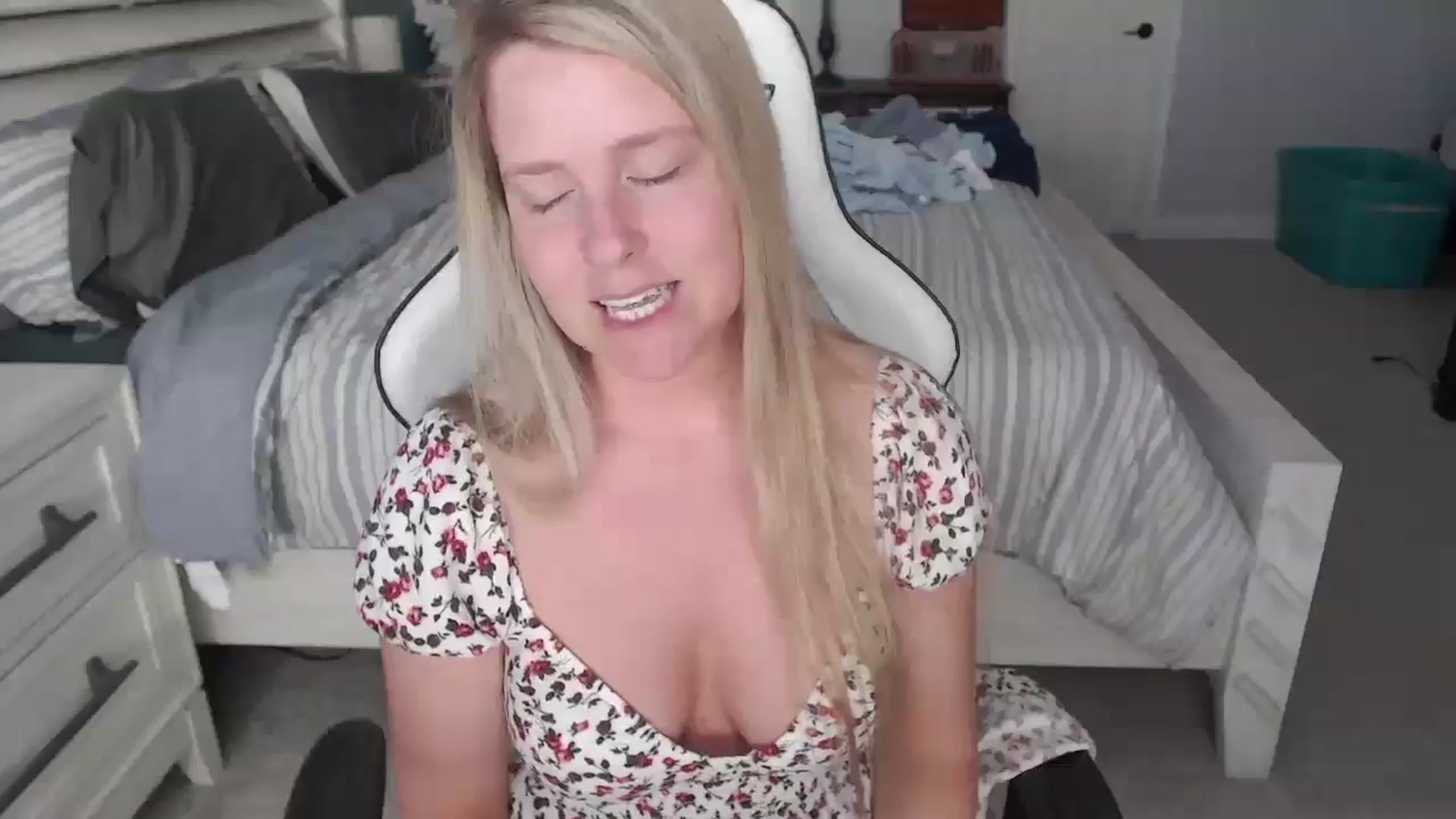Gallery image thumbnail from ZenZoey's myfreecams stream on, 03/17/2025, 16:10 image 14 of 20