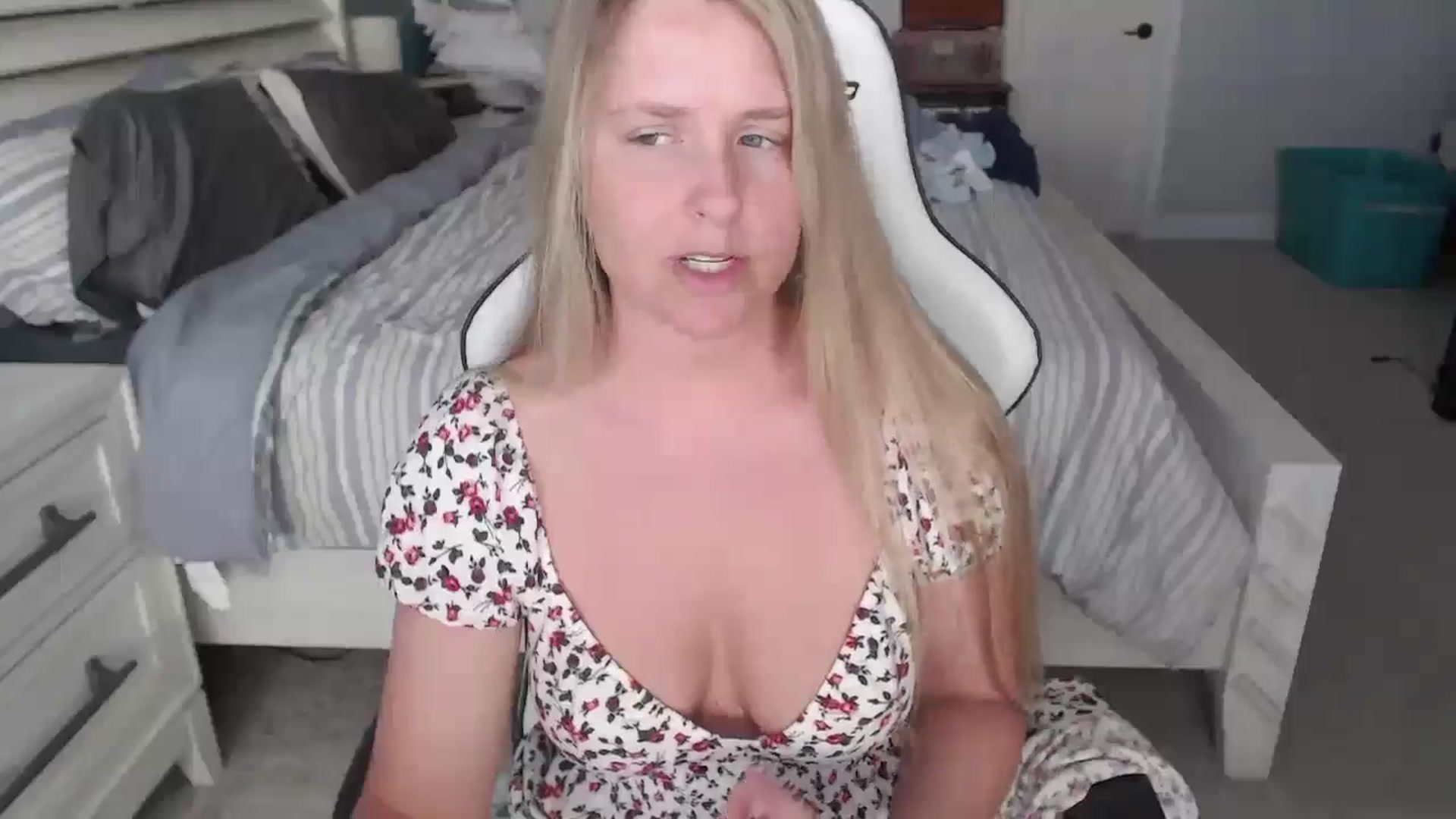 Gallery image thumbnail from ZenZoey's myfreecams stream on, 03/17/2025, 16:10 image 11 of 20