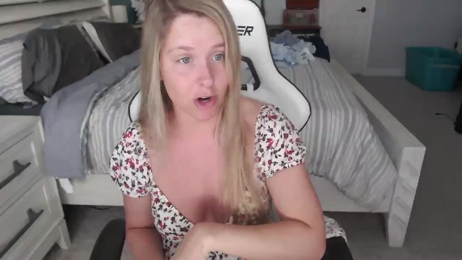 Gallery image thumbnail from ZenZoey's myfreecams stream on, 03/17/2025, 16:10 image 17 of 20