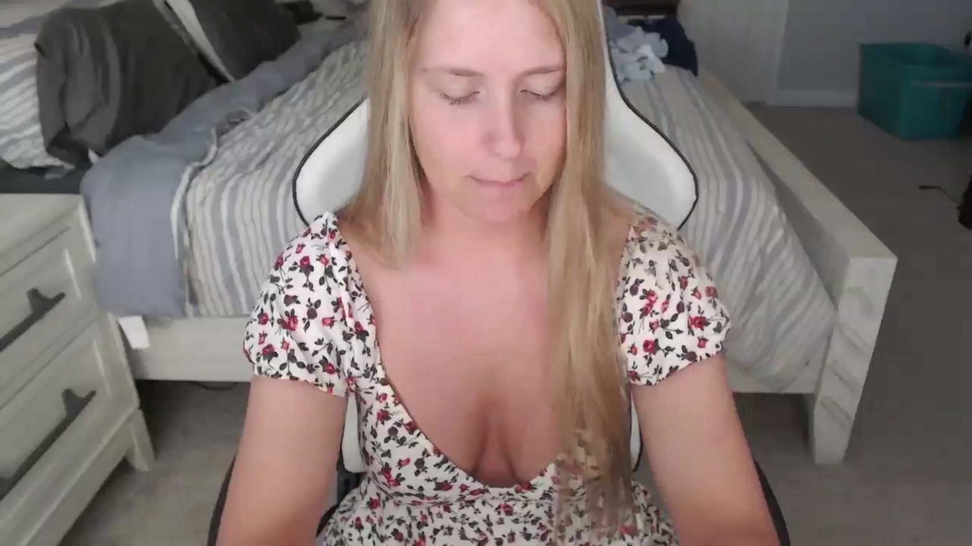 Gallery image thumbnail from ZenZoey's myfreecams stream on, 03/17/2025, 16:59 image 19 of 20