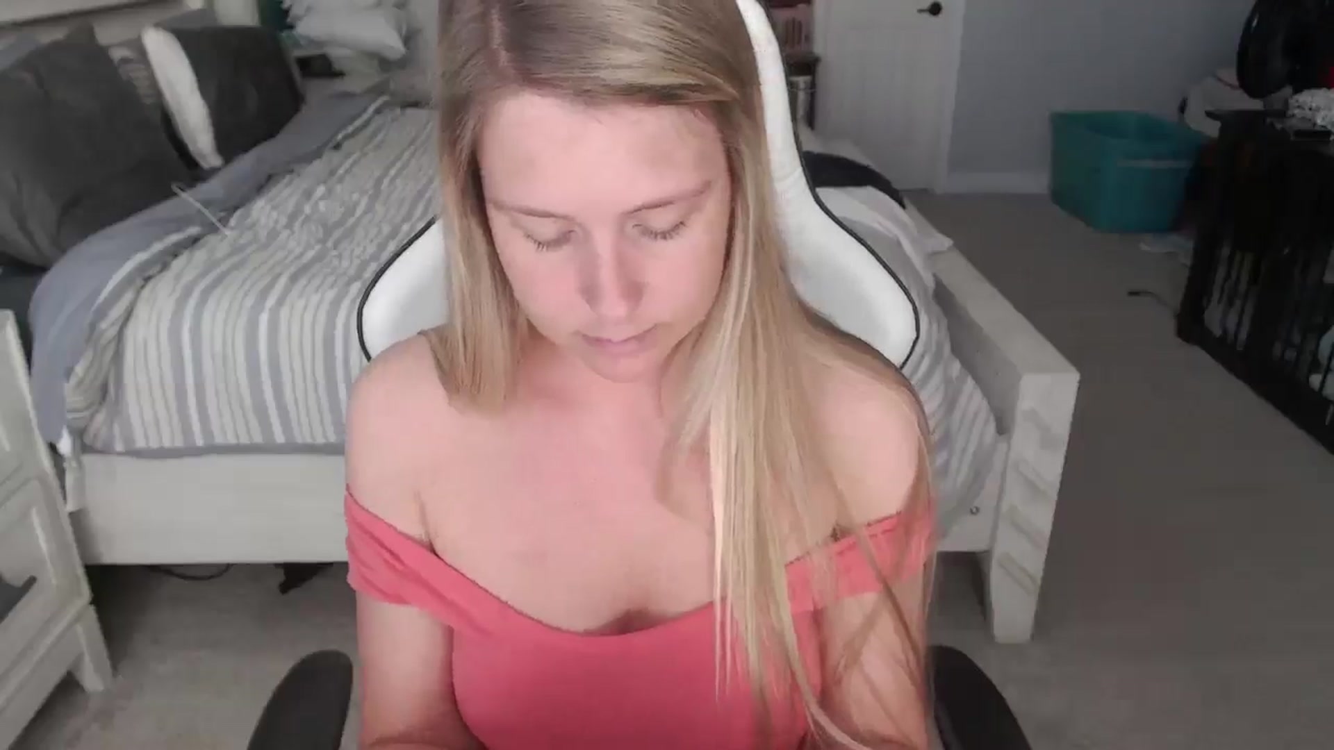 Gallery image thumbnail from ZenZoey's myfreecams stream on, 03/18/2025, 16:19 image 20 of 20