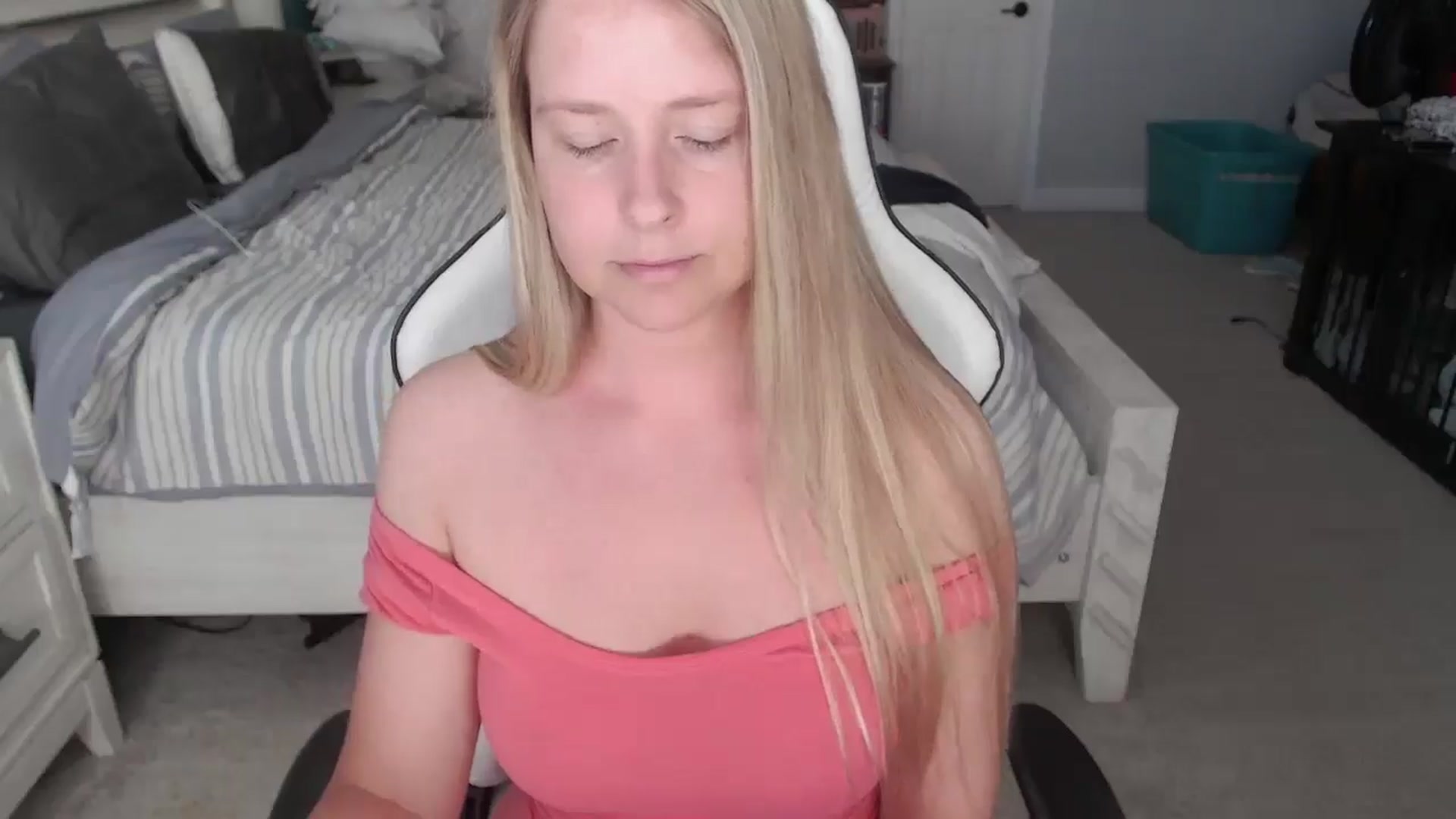 Gallery image thumbnail from ZenZoey's myfreecams stream on, 03/18/2025, 16:19 image 17 of 20