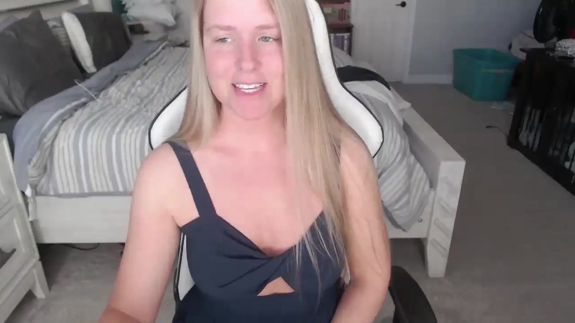 Gallery image thumbnail from ZenZoey's myfreecams stream on, 03/18/2025, 16:19 image 2 of 20