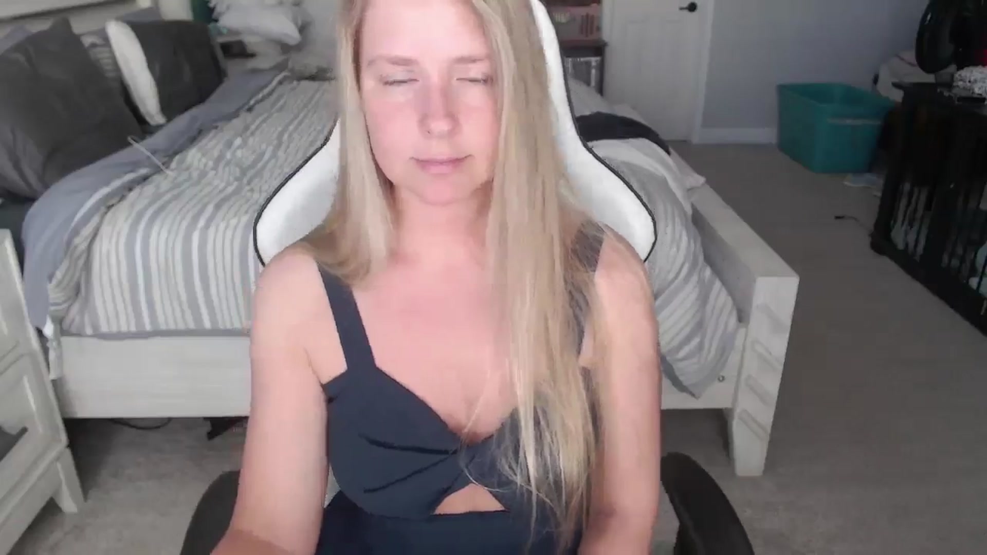 Gallery image thumbnail from ZenZoey's myfreecams stream on, 03/18/2025, 16:19 image 4 of 20