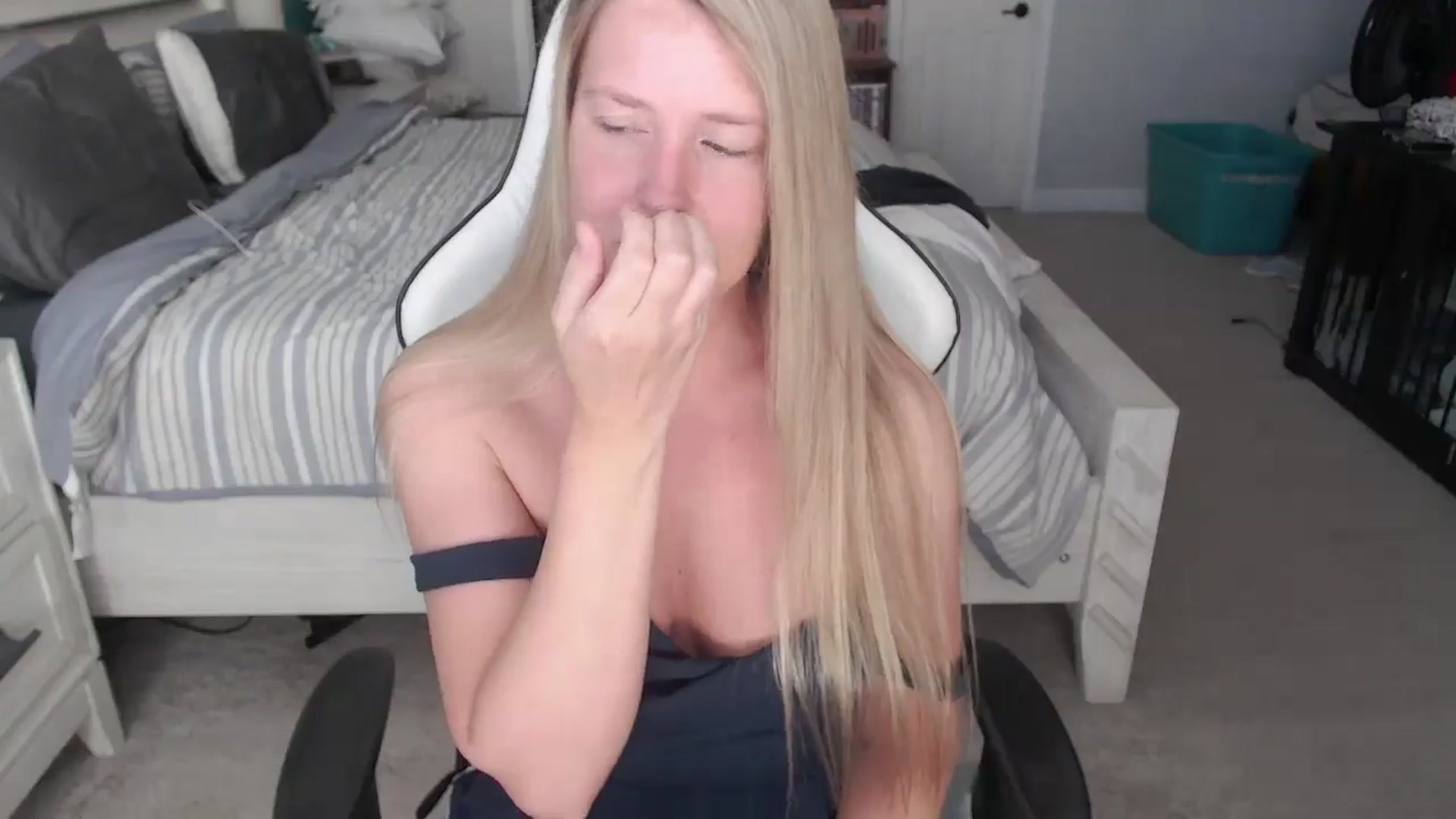 Gallery image thumbnail from ZenZoey's myfreecams stream on, 03/18/2025, 16:19 image 8 of 20