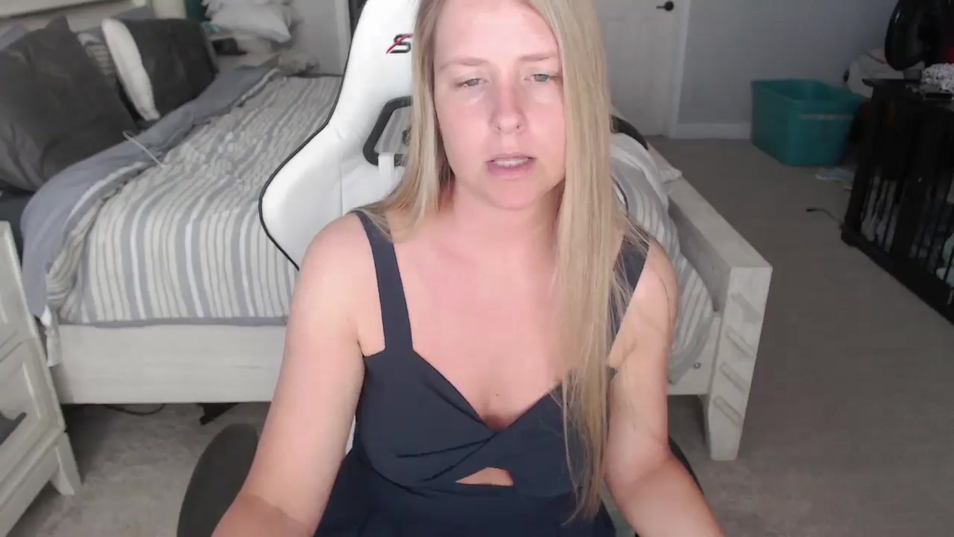 Gallery image thumbnail from ZenZoey's myfreecams stream on, 03/18/2025, 16:19 image 13 of 20