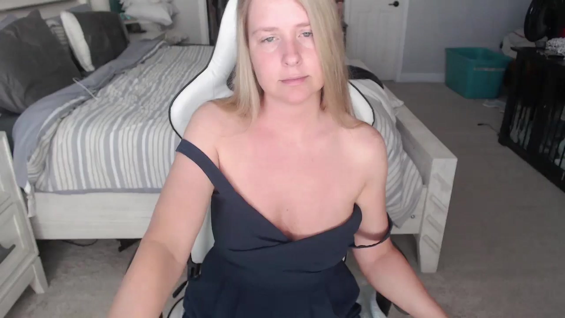 Gallery image thumbnail from ZenZoey's myfreecams stream on, 03/18/2025, 16:19 image 7 of 20