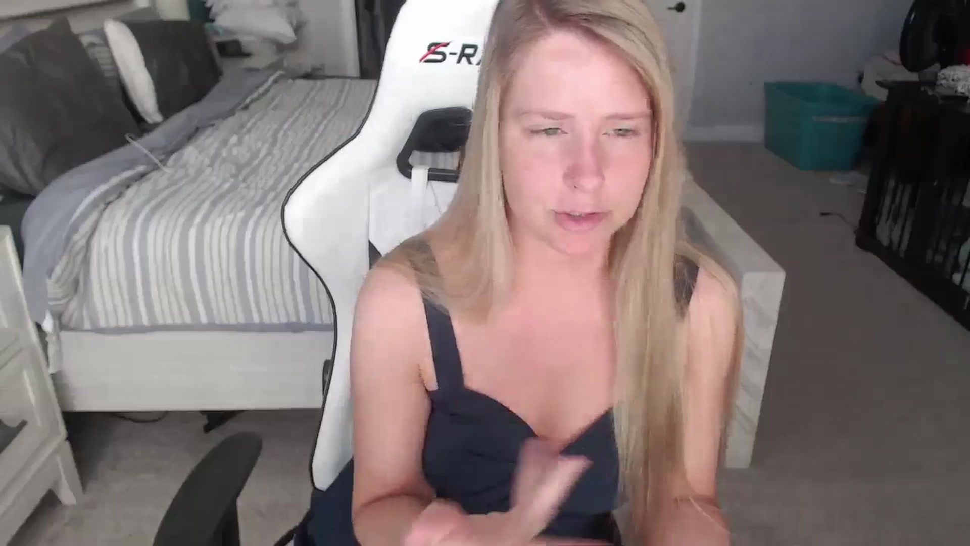 Gallery image thumbnail from ZenZoey's myfreecams stream on, 03/18/2025, 16:19 image 5 of 20