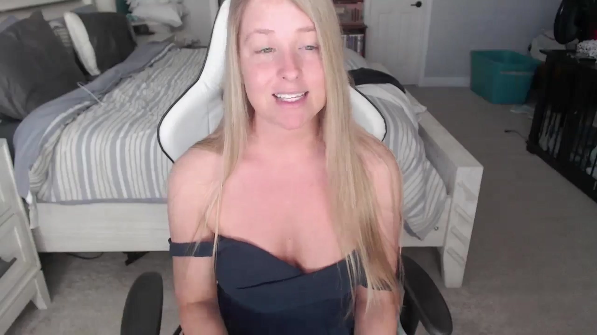 Gallery image thumbnail from ZenZoey's myfreecams stream on, 03/18/2025, 16:19 image 9 of 20