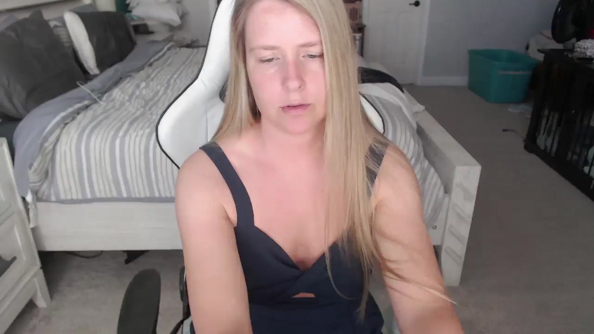 Gallery image thumbnail from ZenZoey's myfreecams stream on, 03/18/2025, 16:19 image 12 of 20