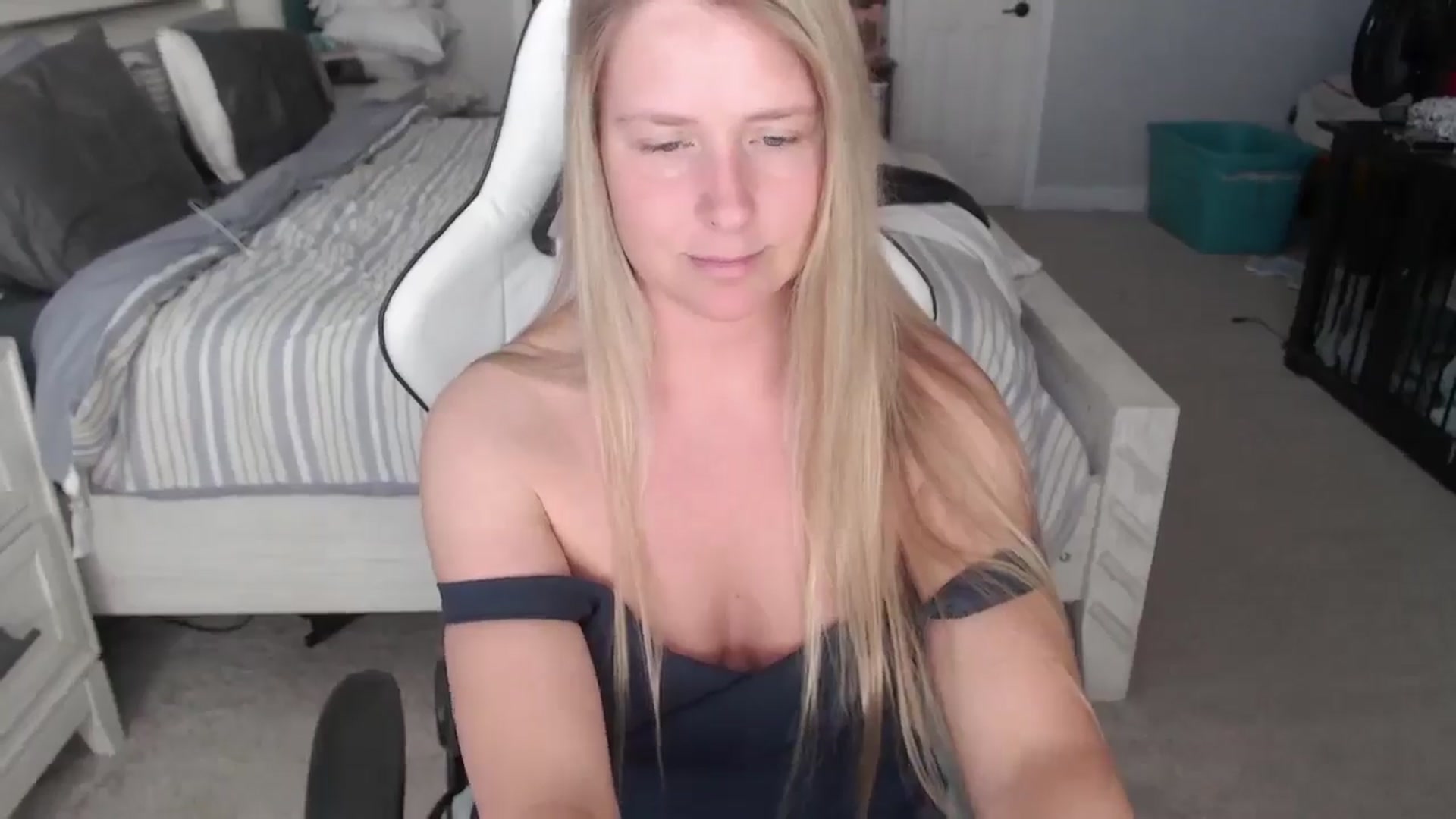 Gallery image thumbnail from ZenZoey's myfreecams stream on, 03/18/2025, 16:19 image 10 of 20