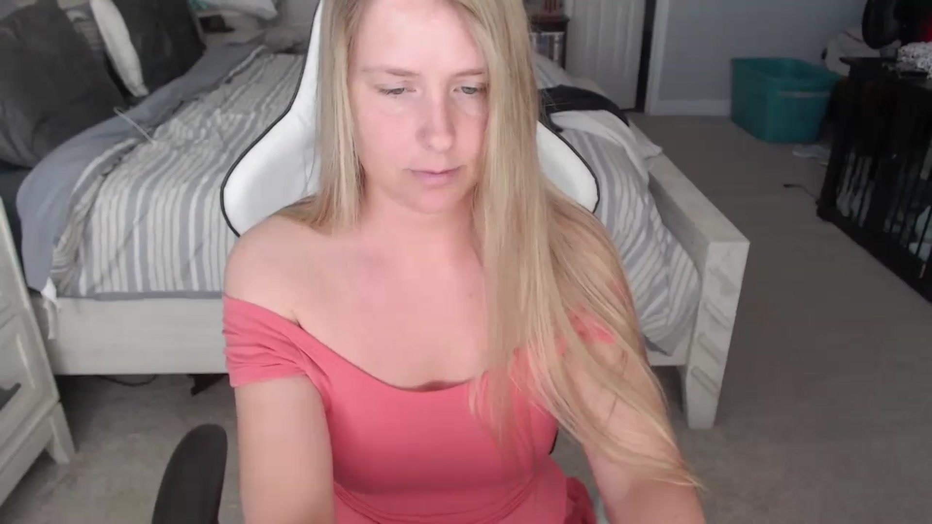 Gallery image thumbnail from ZenZoey's myfreecams stream on, 03/18/2025, 16:55 image 15 of 20