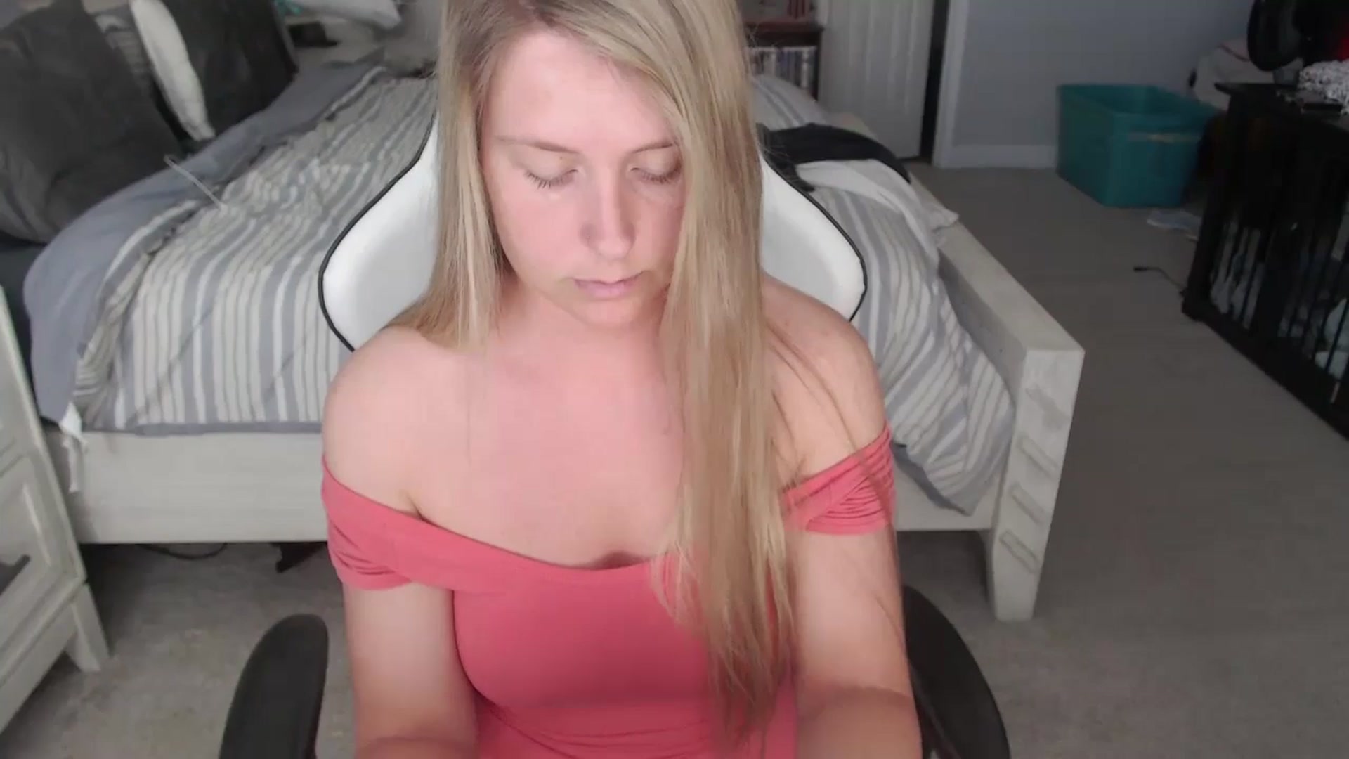 Gallery image thumbnail from ZenZoey's myfreecams stream on, 03/18/2025, 16:55 image 12 of 20
