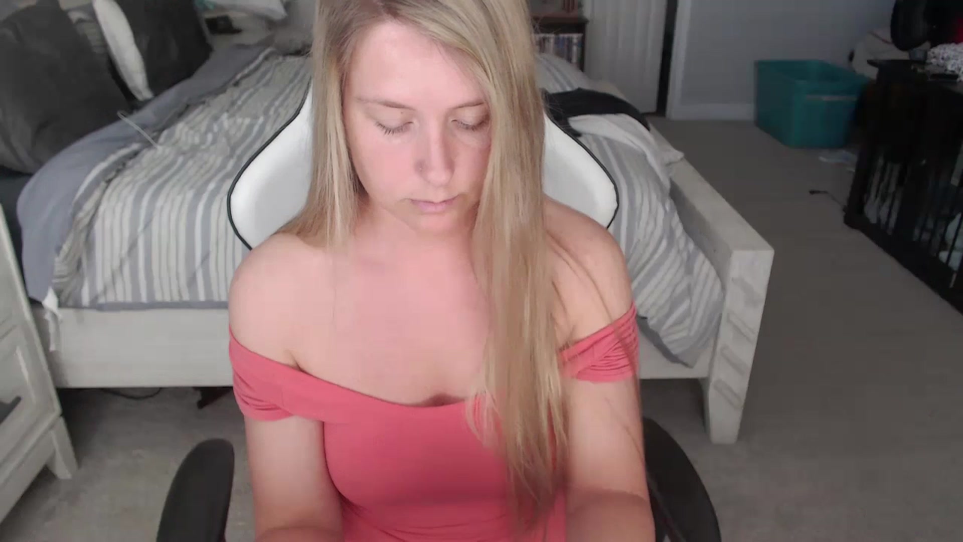Gallery image thumbnail from ZenZoey's myfreecams stream on, 03/18/2025, 16:55 image 11 of 20
