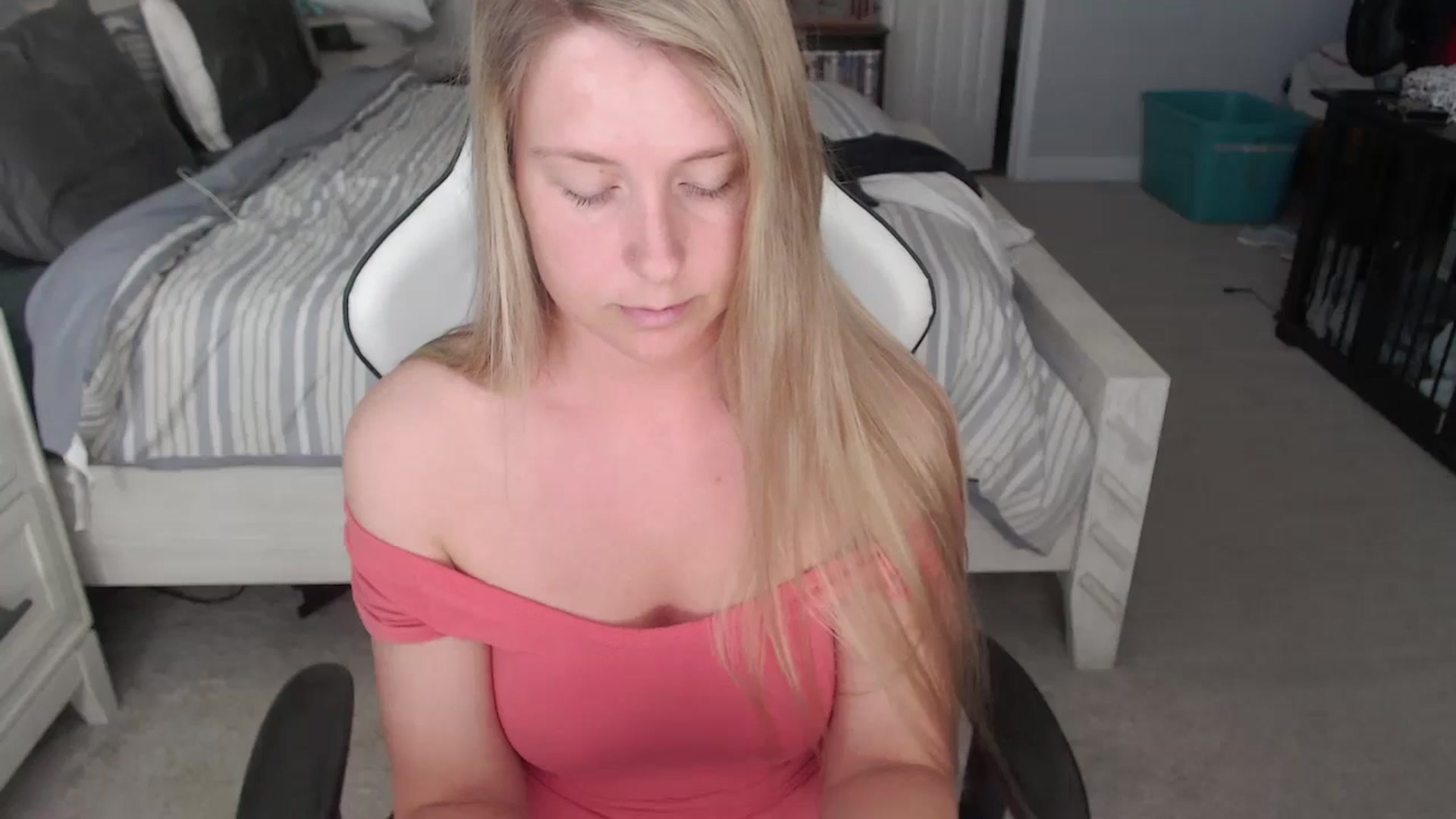 Gallery image thumbnail from ZenZoey's myfreecams stream on, 03/18/2025, 16:55 image 13 of 20