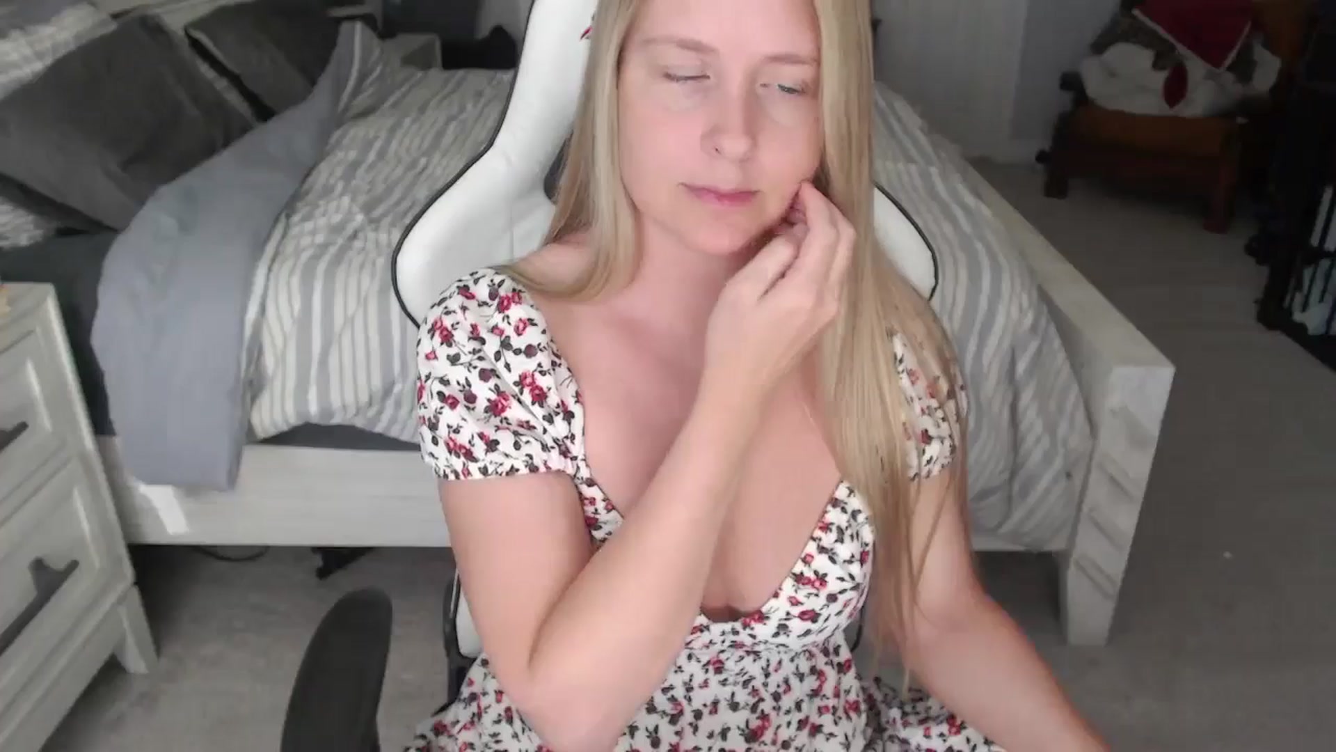 Gallery image thumbnail from ZenZoey's myfreecams stream on, 03/26/2025, 17:32 image 4 of 20