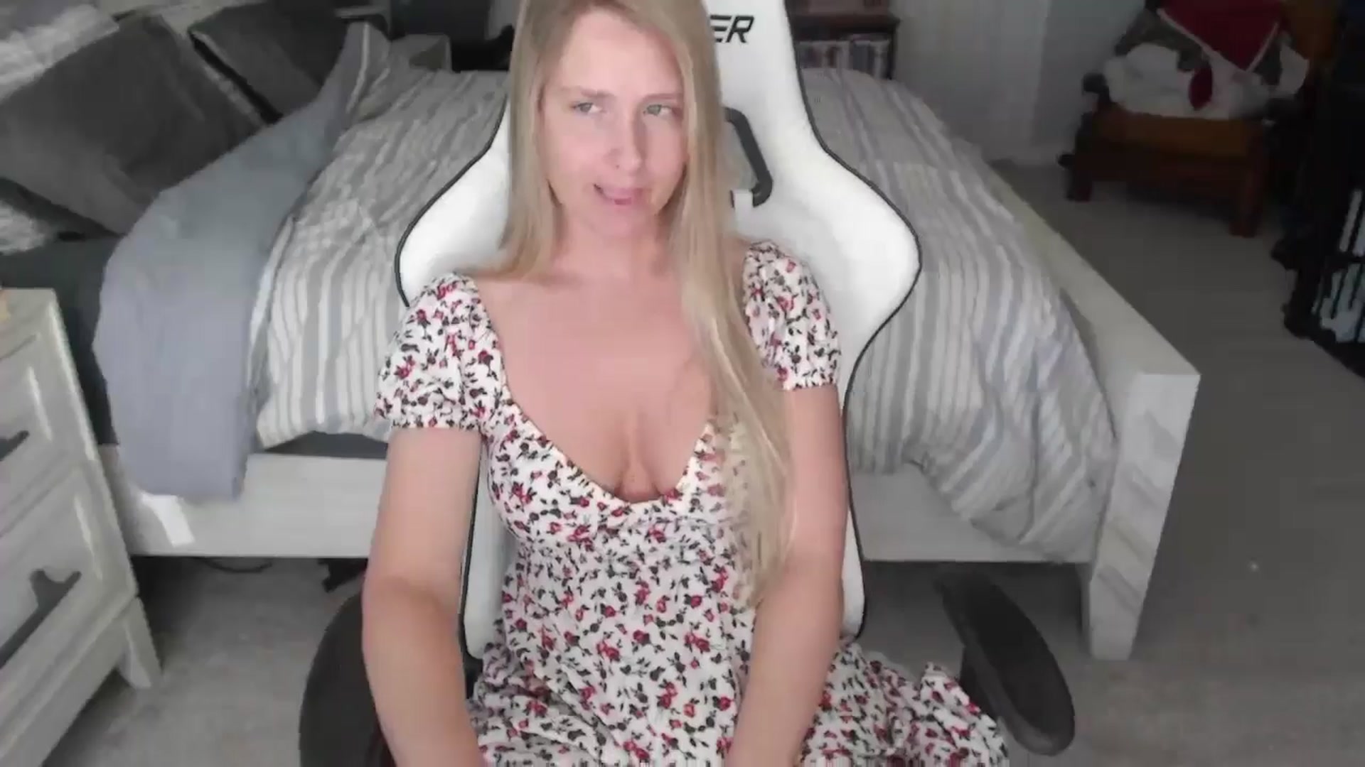 Gallery image thumbnail from ZenZoey's myfreecams stream on, 03/26/2025, 17:32 image 6 of 20