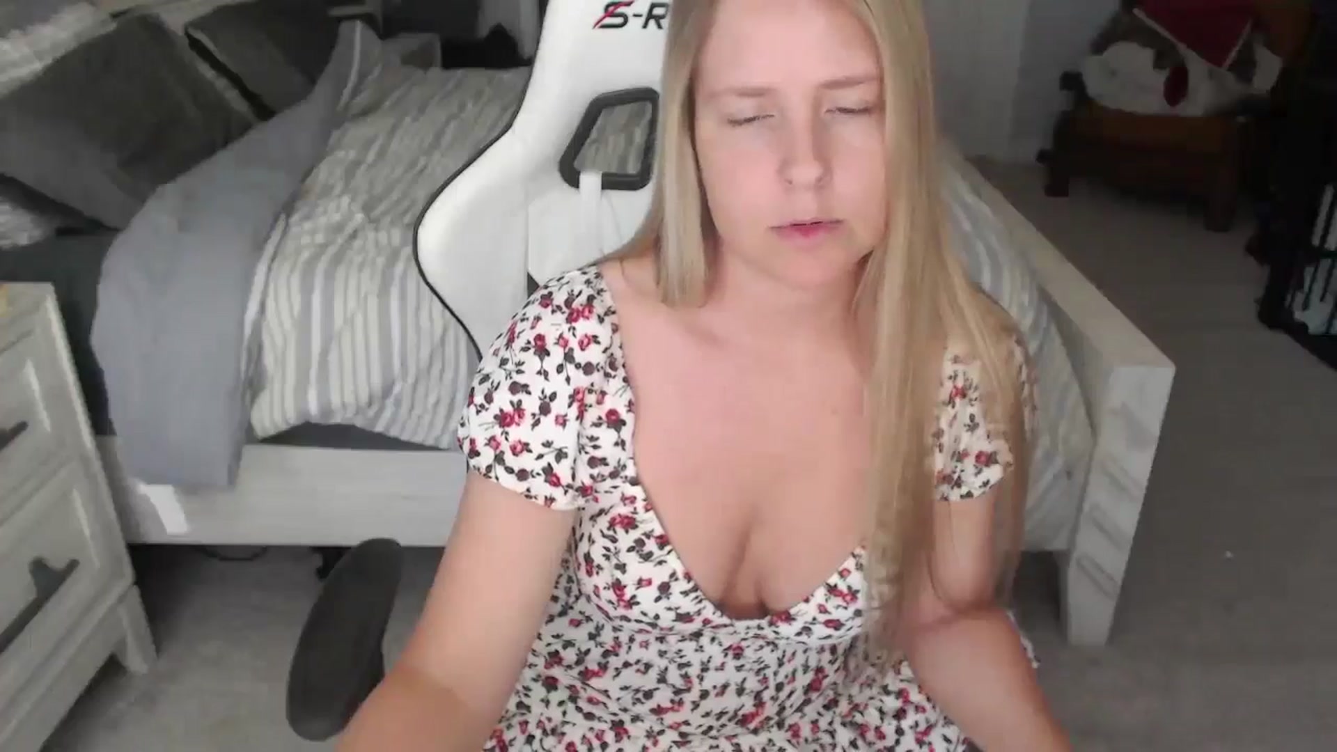 Gallery image thumbnail from ZenZoey's myfreecams stream on, 03/26/2025, 17:32 image 14 of 20