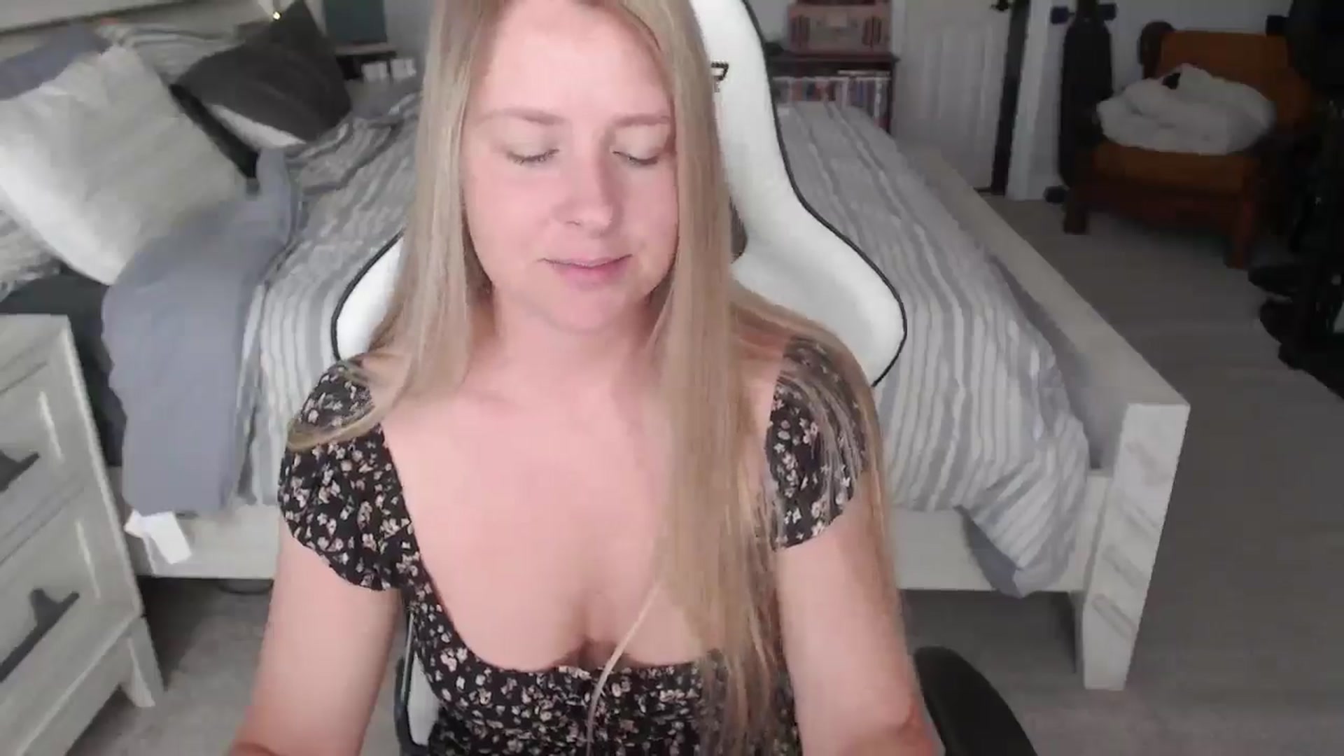 Gallery image thumbnail from ZenZoey's myfreecams stream on, 04/01/2025, 15:25 image 10 of 20