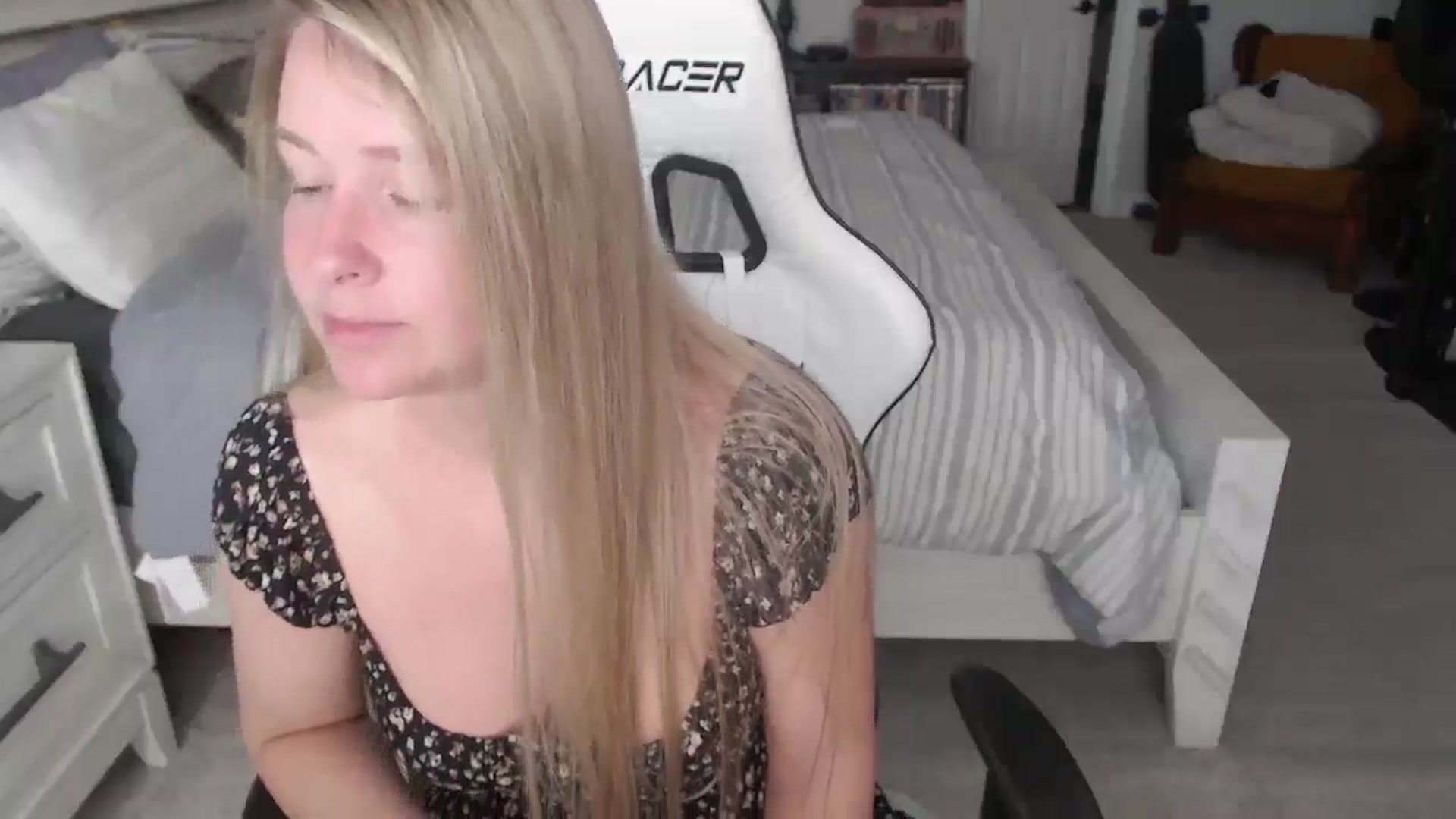 Gallery image thumbnail from ZenZoey's myfreecams stream on, 04/01/2025, 15:25 image 2 of 20