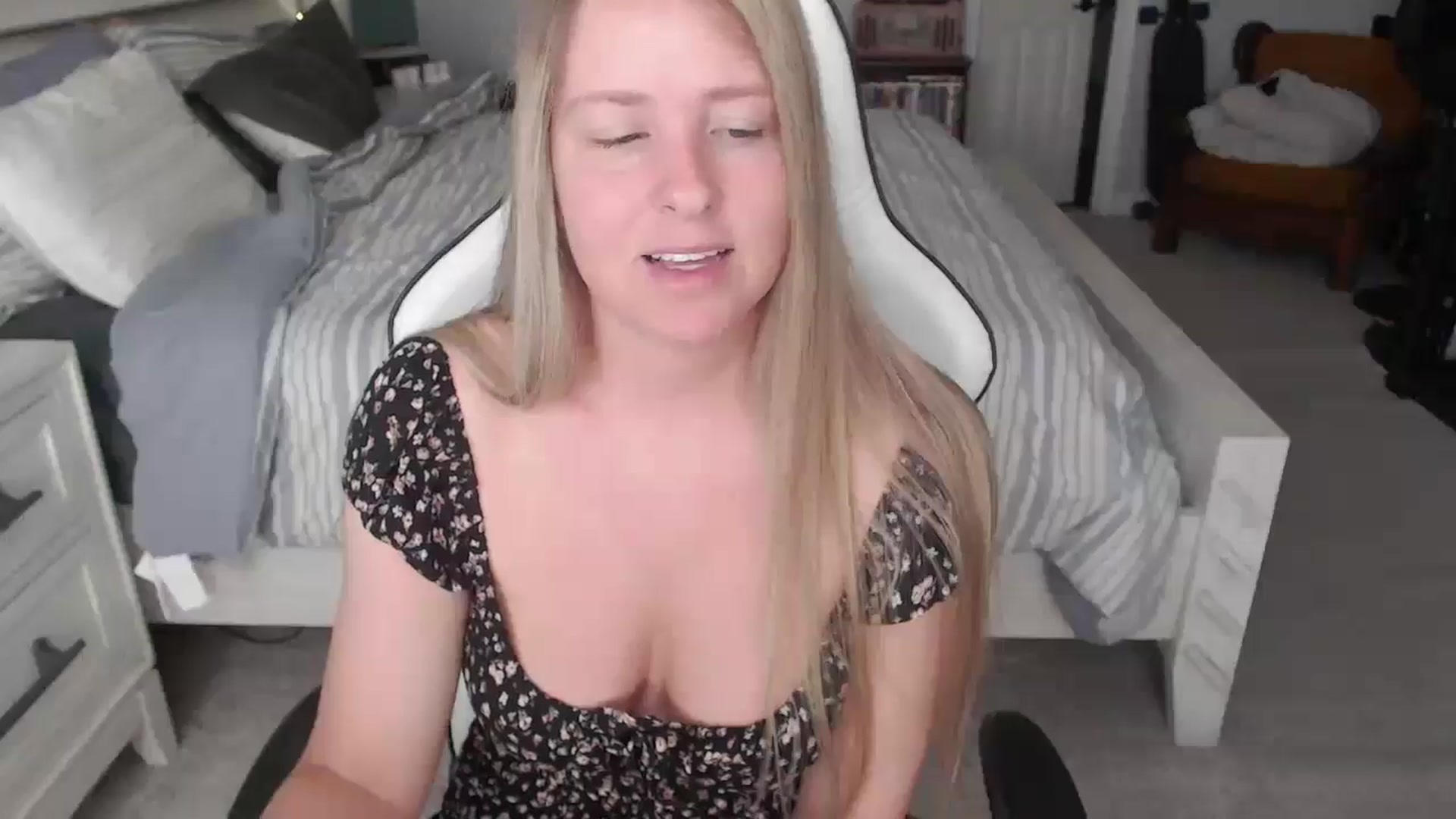 Gallery image thumbnail from ZenZoey's myfreecams stream on, 04/01/2025, 15:25 image 15 of 20