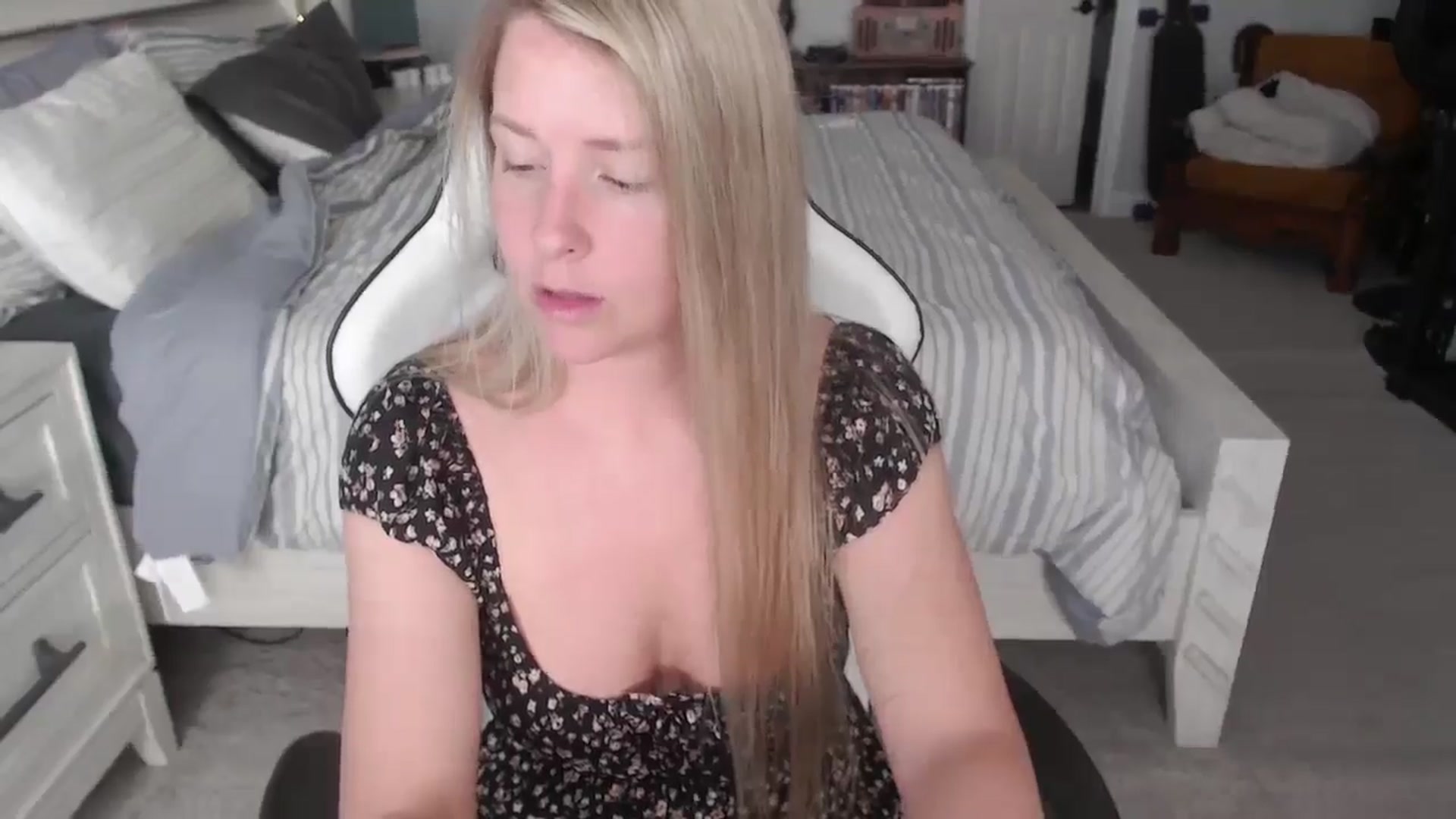 Gallery image thumbnail from ZenZoey's myfreecams stream on, 04/01/2025, 15:25 image 6 of 20