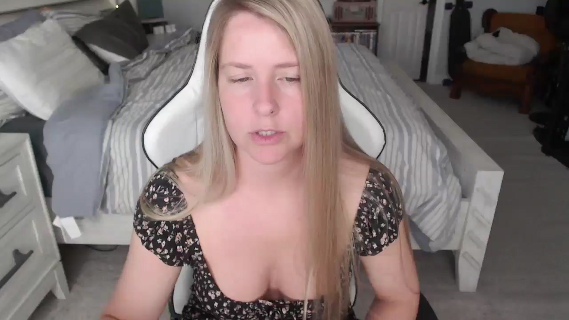Gallery image thumbnail from ZenZoey's myfreecams stream on, 04/01/2025, 15:25 image 11 of 20