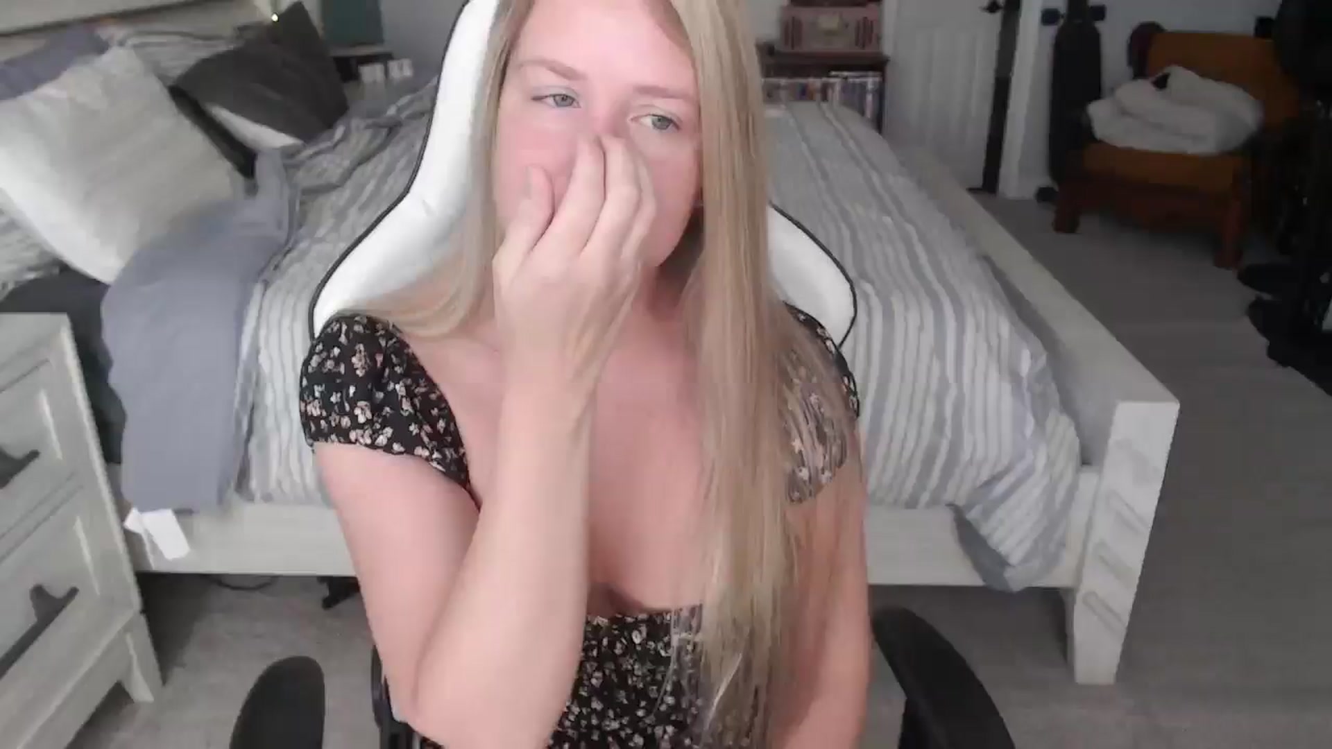 Gallery image thumbnail from ZenZoey's myfreecams stream on, 04/01/2025, 15:25 image 1 of 20
