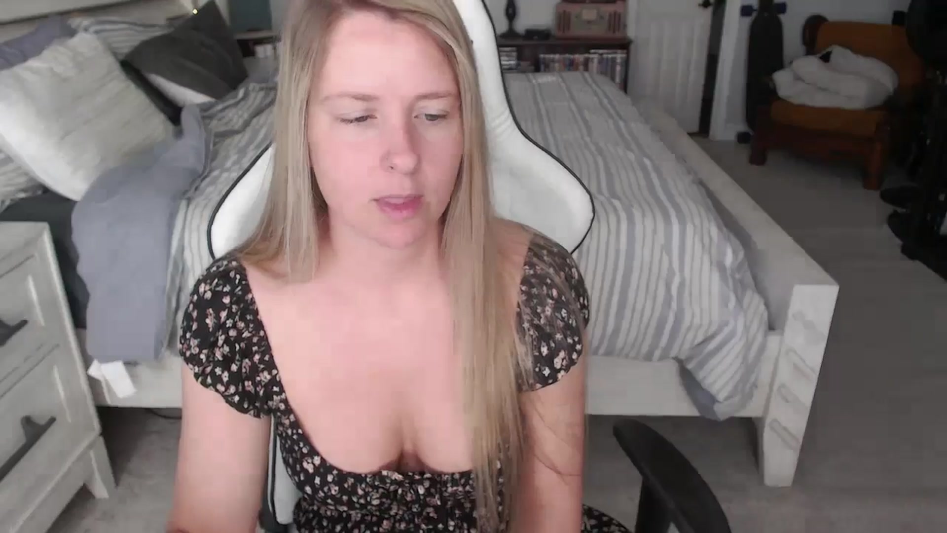 Gallery image thumbnail from ZenZoey's myfreecams stream on, 04/01/2025, 15:25 image 5 of 20